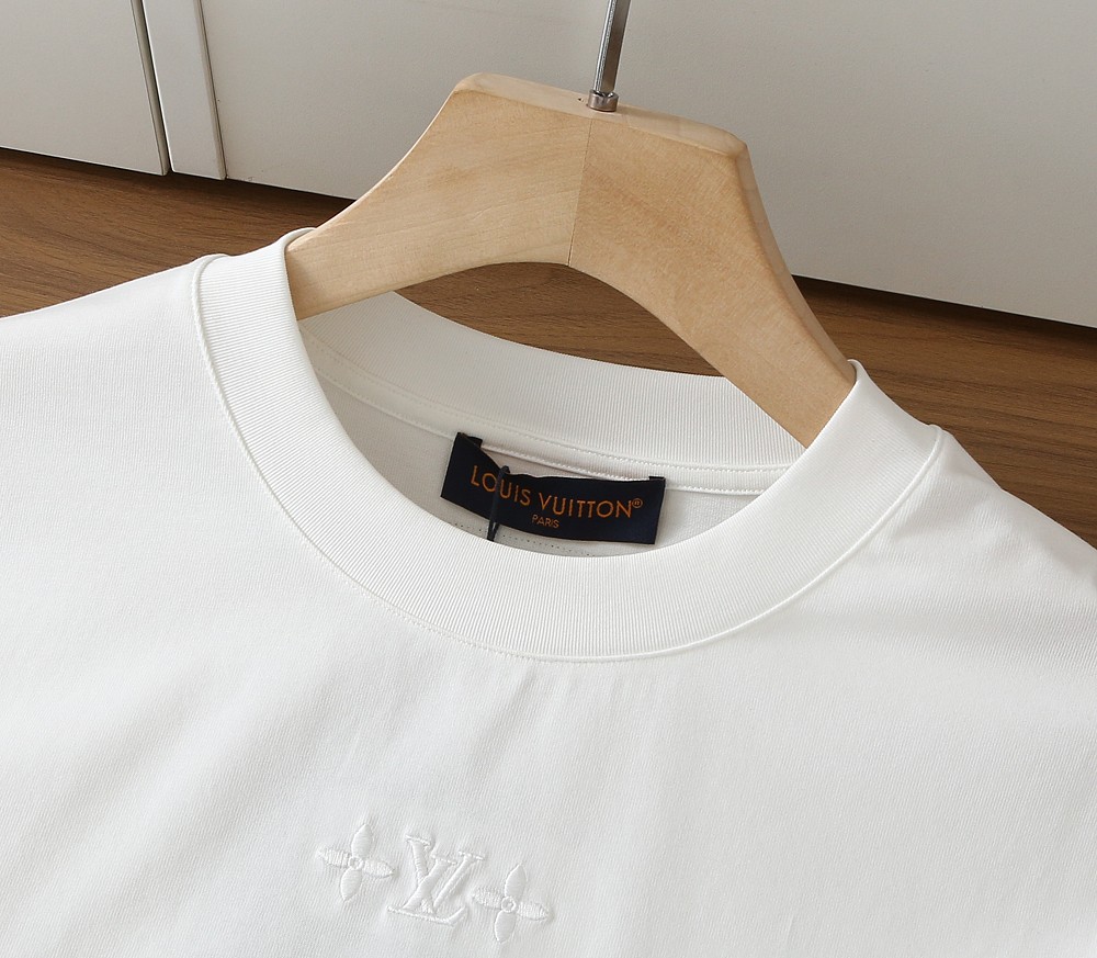 🌾LV 2026春夏新款首发专柜最新款短袖圆领T恤 高端订制 设计前卫时尚！品牌logo重工艺设计 高端