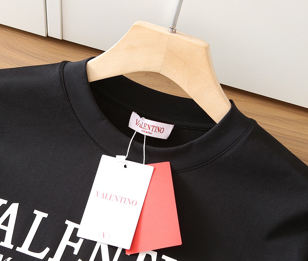 🌾华伦天奴 2026春夏新款首发专柜最新款短袖圆领T恤 高端订制 设计前卫时尚！品牌logo重工艺设计 