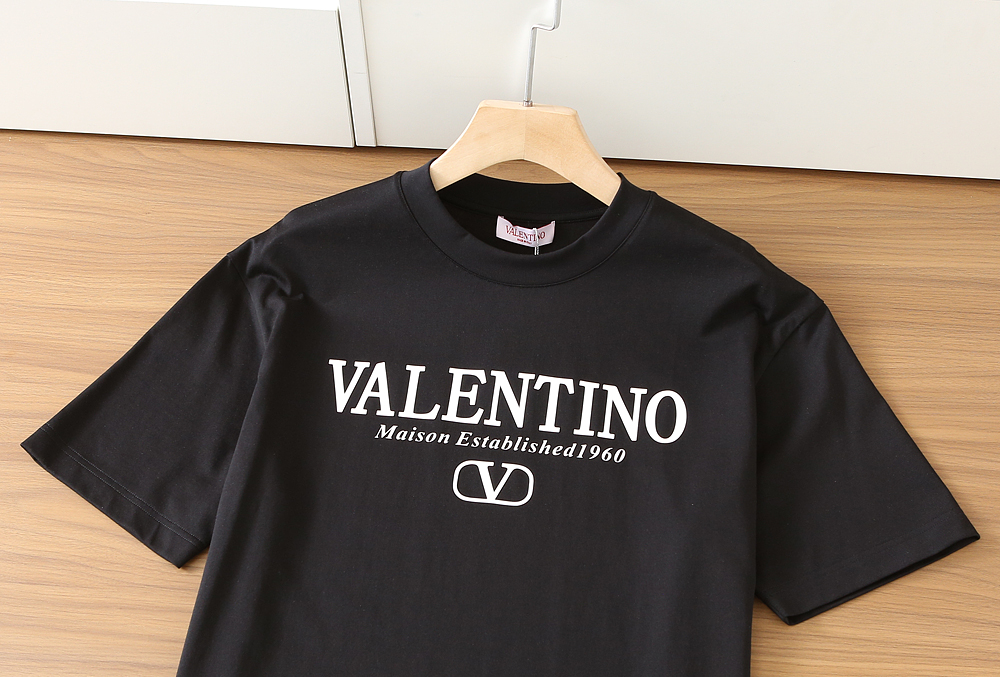 🌾华伦天奴 2026春夏新款首发专柜最新款短袖圆领T恤 高端订制 设计前卫时尚！品牌logo重工艺设计 