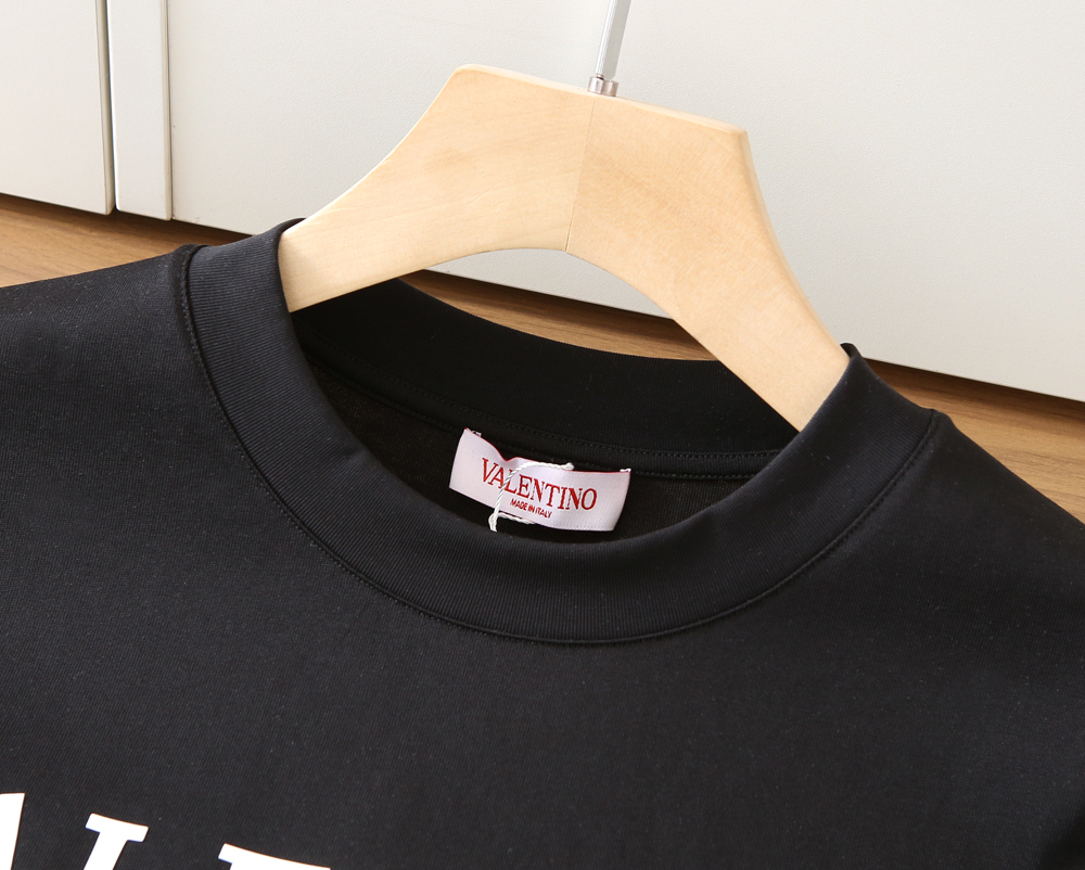 🌾华伦天奴 2026春夏新款首发专柜最新款短袖圆领T恤 高端订制 设计前卫时尚！品牌logo重工艺设计 