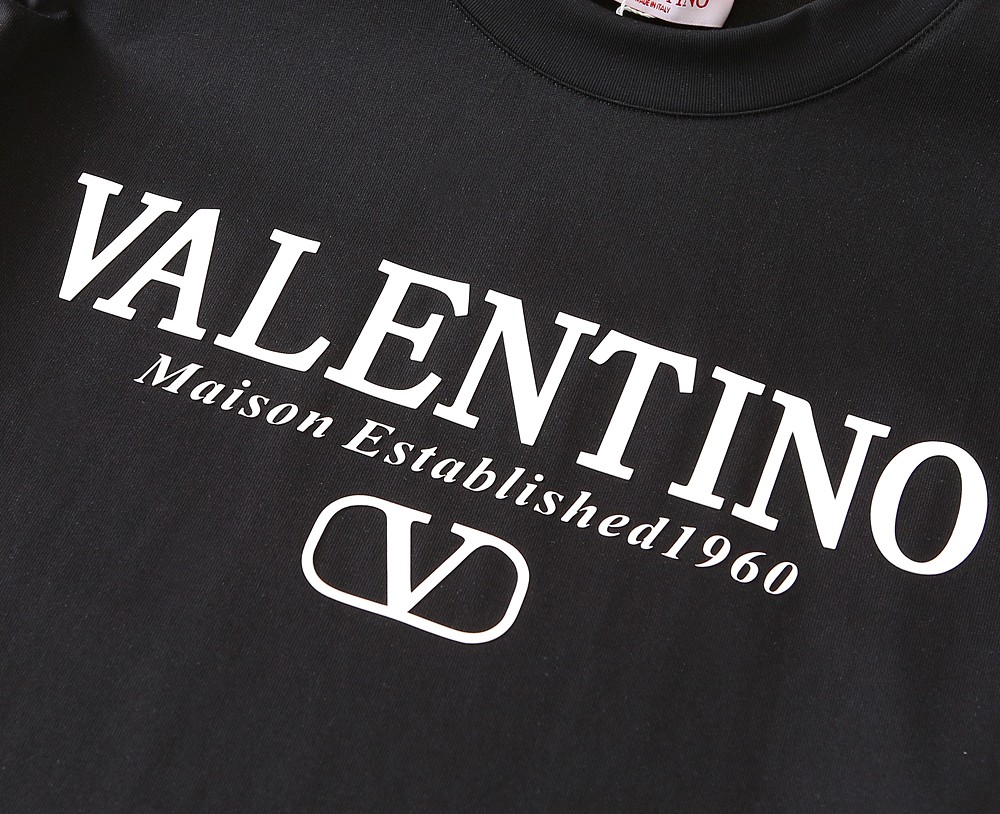 🌾华伦天奴 2026春夏新款首发专柜最新款短袖圆领T恤 高端订制 设计前卫时尚！品牌logo重工艺设计 