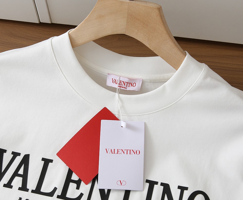 🌾华伦天奴 2026春夏新款首发专柜最新款短袖圆领T恤 高端订制 设计前卫时尚！品牌logo重工艺设计 