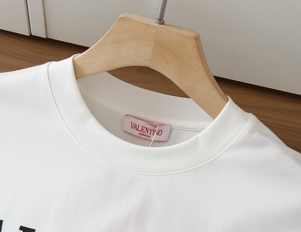 🌾华伦天奴 2026春夏新款首发专柜最新款短袖圆领T恤 高端订制 设计前卫时尚！品牌logo重工艺设计 