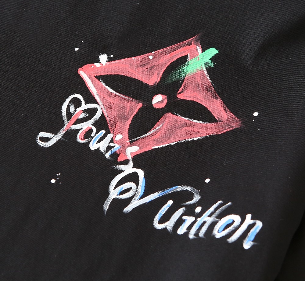 🌾LV 2026春夏新款首发专柜最新款短袖圆领T恤 高端订制 设计前卫时尚！品牌logo重工艺设计 高端