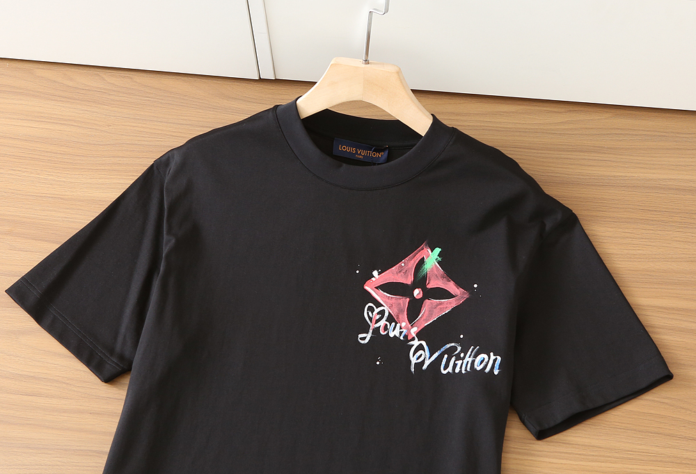 🌾LV 2026春夏新款首发专柜最新款短袖圆领T恤 高端订制 设计前卫时尚！品牌logo重工艺设计 高端