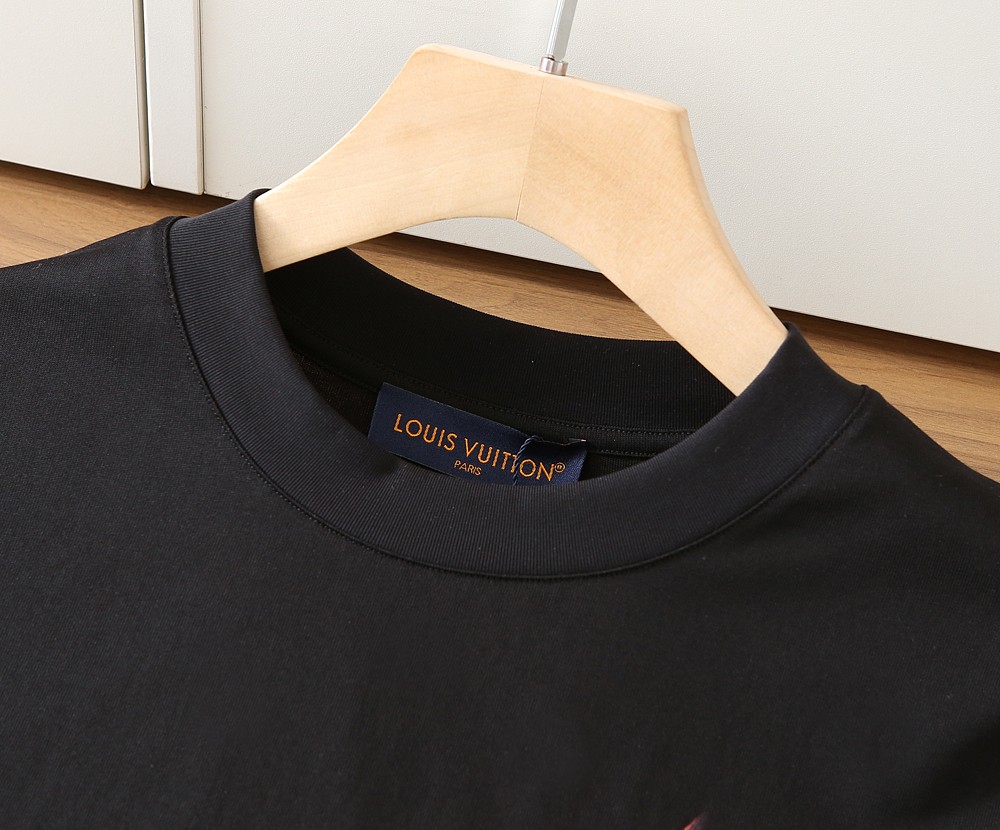 🌾LV 2026春夏新款首发专柜最新款短袖圆领T恤 高端订制 设计前卫时尚！品牌logo重工艺设计 高端