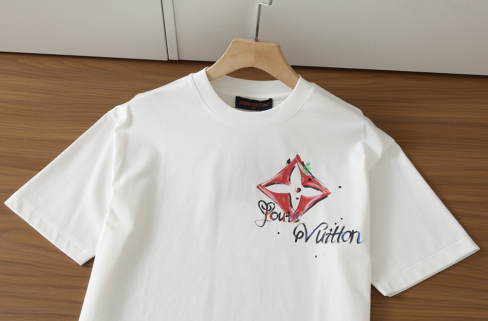 🌾LV 2026春夏新款首发专柜最新款短袖圆领T恤 高端订制 设计前卫时尚！品牌logo重工艺设计 高端