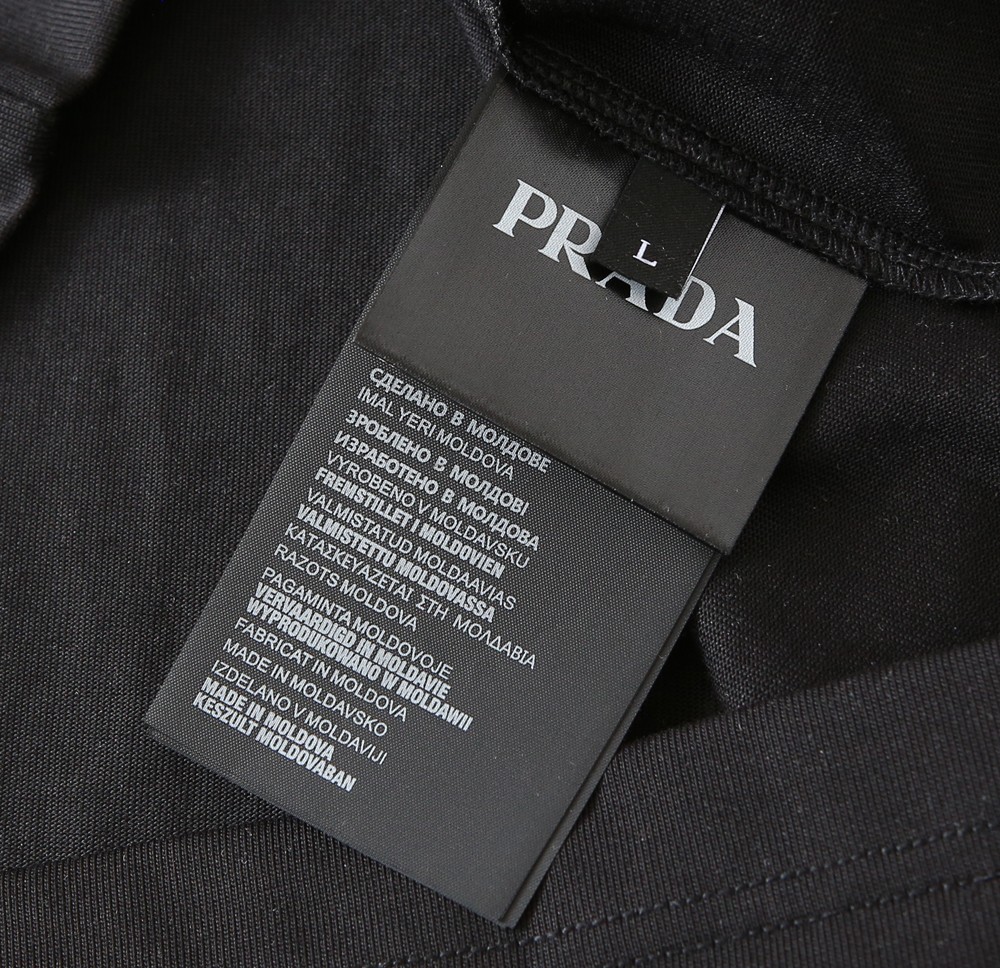 🌾普拉达PRADA2026春夏新款首发专柜最新款短袖圆领T恤 高端订制 设计前卫时尚！品牌logo重工艺