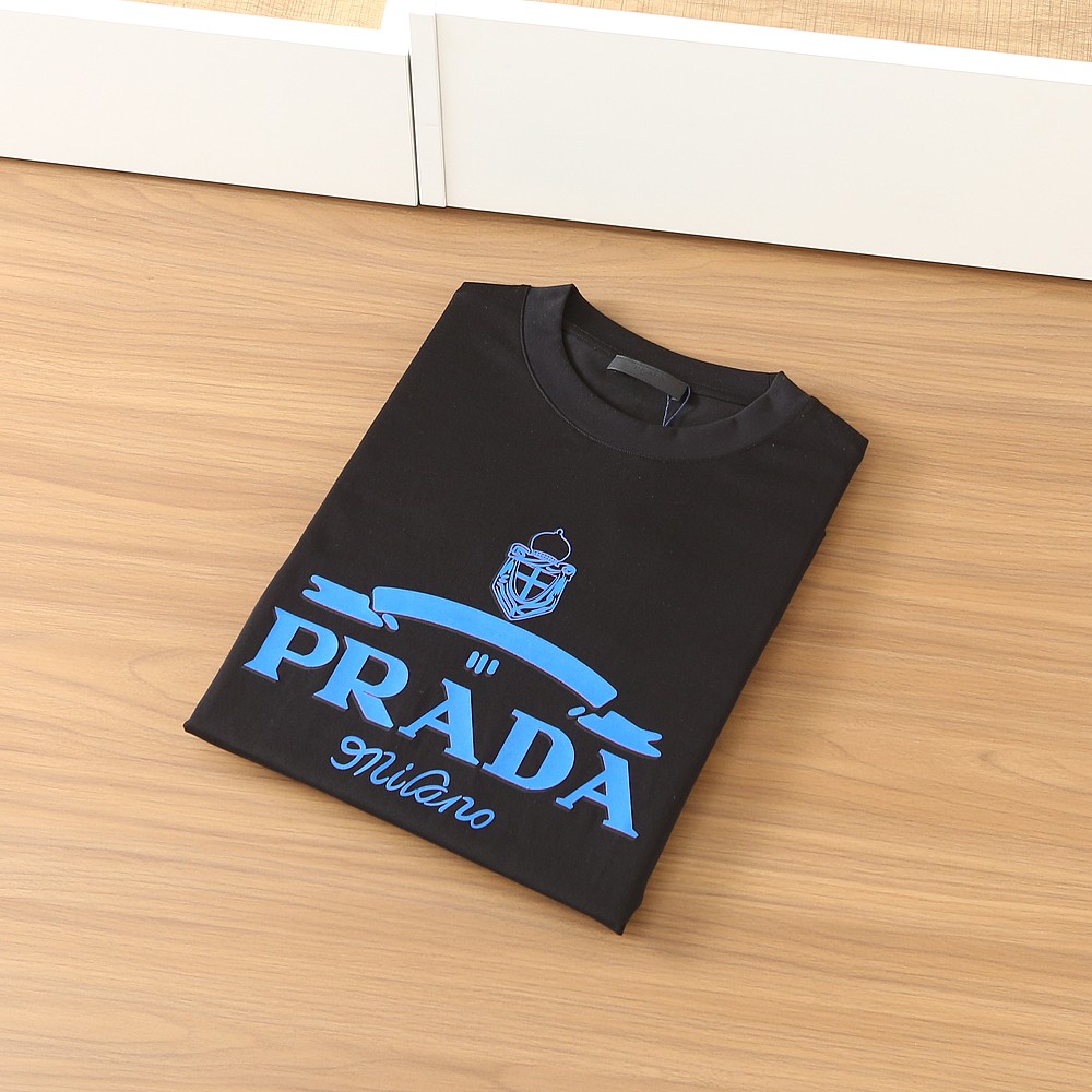 🌾普拉达PRADA2026春夏新款首发专柜最新款短袖圆领T恤 高端订制 设计前卫时尚！品牌logo重工艺