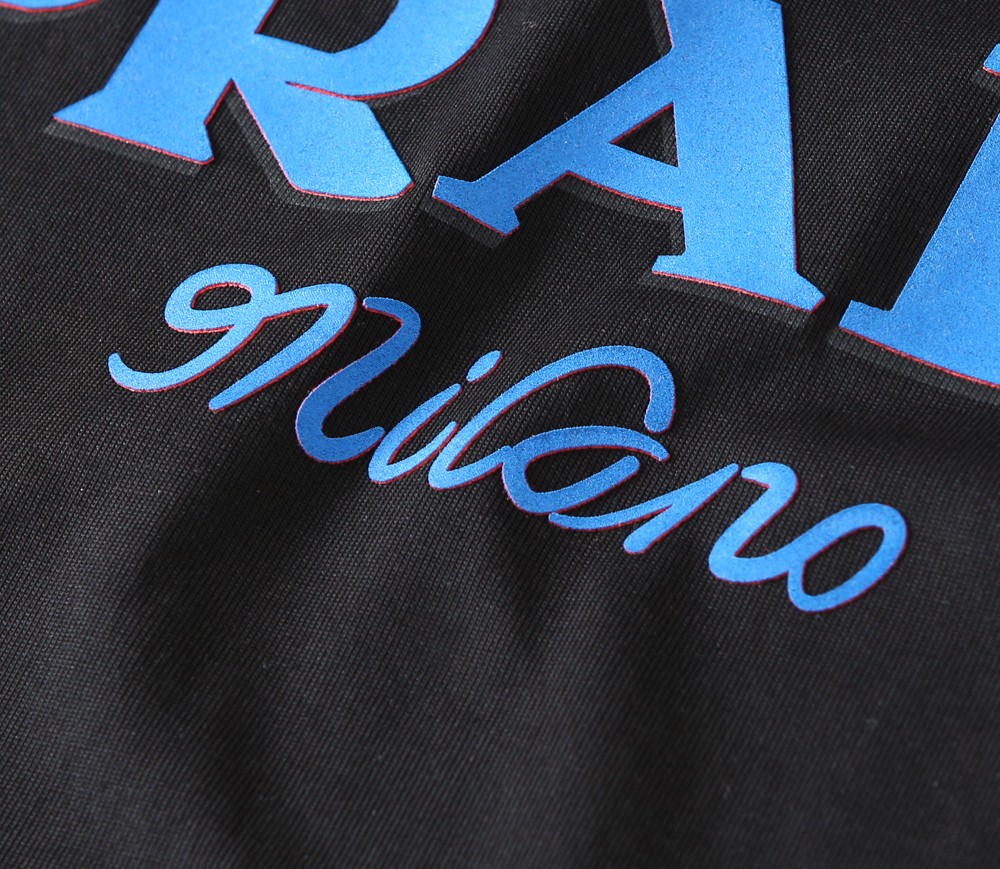 🌾普拉达PRADA2026春夏新款首发专柜最新款短袖圆领T恤 高端订制 设计前卫时尚！品牌logo重工艺