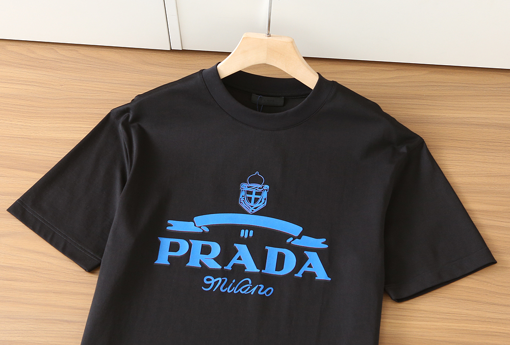🌾普拉达PRADA2026春夏新款首发专柜最新款短袖圆领T恤 高端订制 设计前卫时尚！品牌logo重工艺