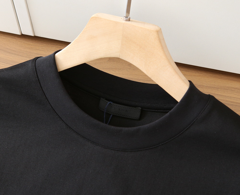 🌾普拉达PRADA2026春夏新款首发专柜最新款短袖圆领T恤 高端订制 设计前卫时尚！品牌logo重工艺