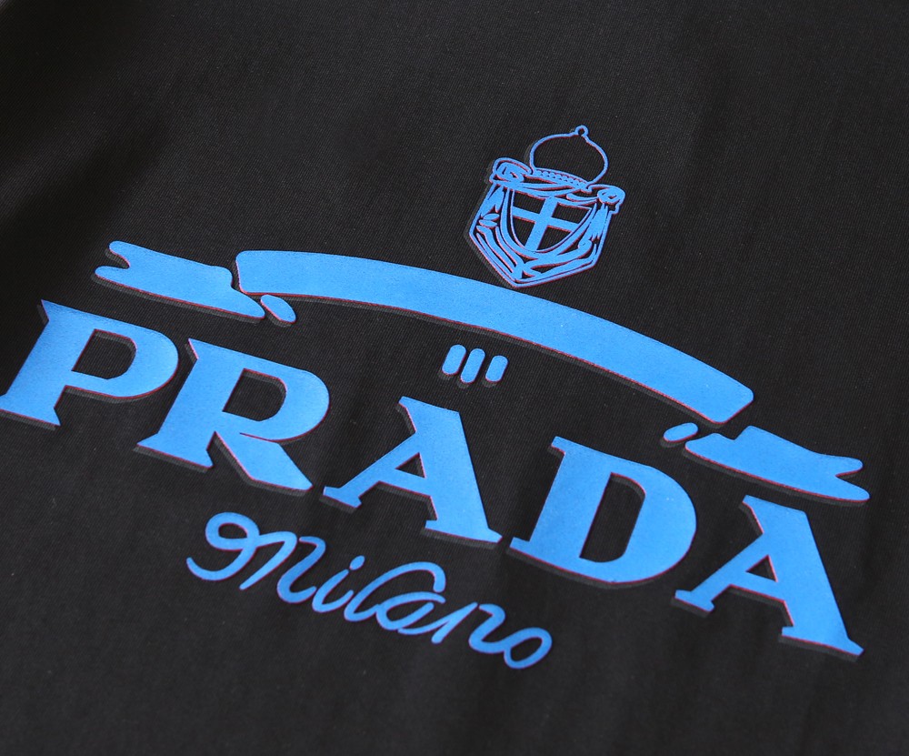 🌾普拉达PRADA2026春夏新款首发专柜最新款短袖圆领T恤 高端订制 设计前卫时尚！品牌logo重工艺