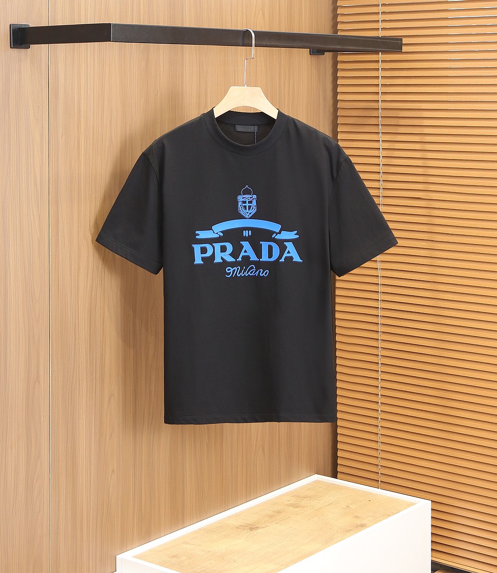 🌾普拉达PRADA2026春夏新款首发专柜最新款短袖圆领T恤 高端订制 设计前卫时尚！品牌logo重工艺