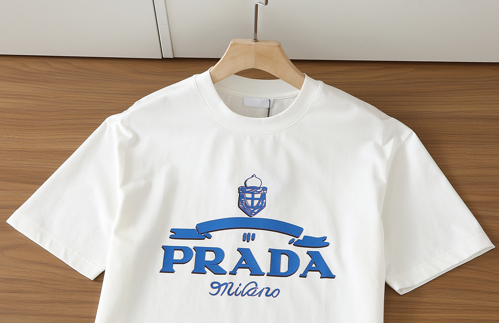 🌾普拉达PRADA2026春夏新款首发专柜最新款短袖圆领T恤 高端订制 设计前卫时尚！品牌logo重工艺