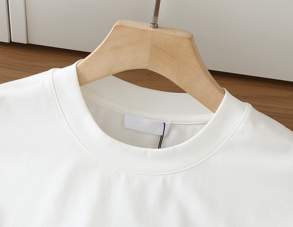 🌾普拉达PRADA2026春夏新款首发专柜最新款短袖圆领T恤 高端订制 设计前卫时尚！品牌logo重工艺