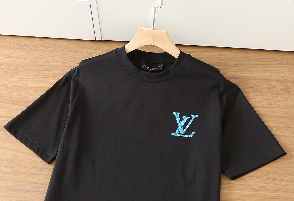 🌾LV 2026春夏新款首发专柜最新款短袖圆领T恤 高端订制 设计前卫时尚！品牌logo重工艺设计 高端