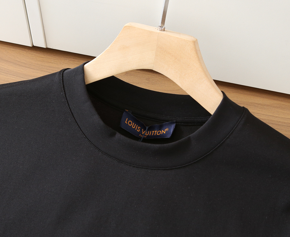 🌾LV 2026春夏新款首发专柜最新款短袖圆领T恤 高端订制 设计前卫时尚！品牌logo重工艺设计 高端