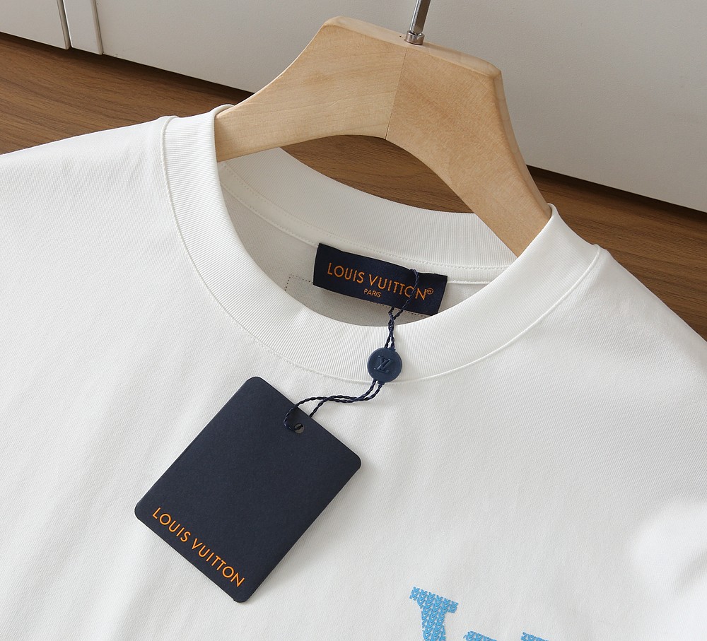 🌾LV 2026春夏新款首发专柜最新款短袖圆领T恤 高端订制 设计前卫时尚！品牌logo重工艺设计 高端