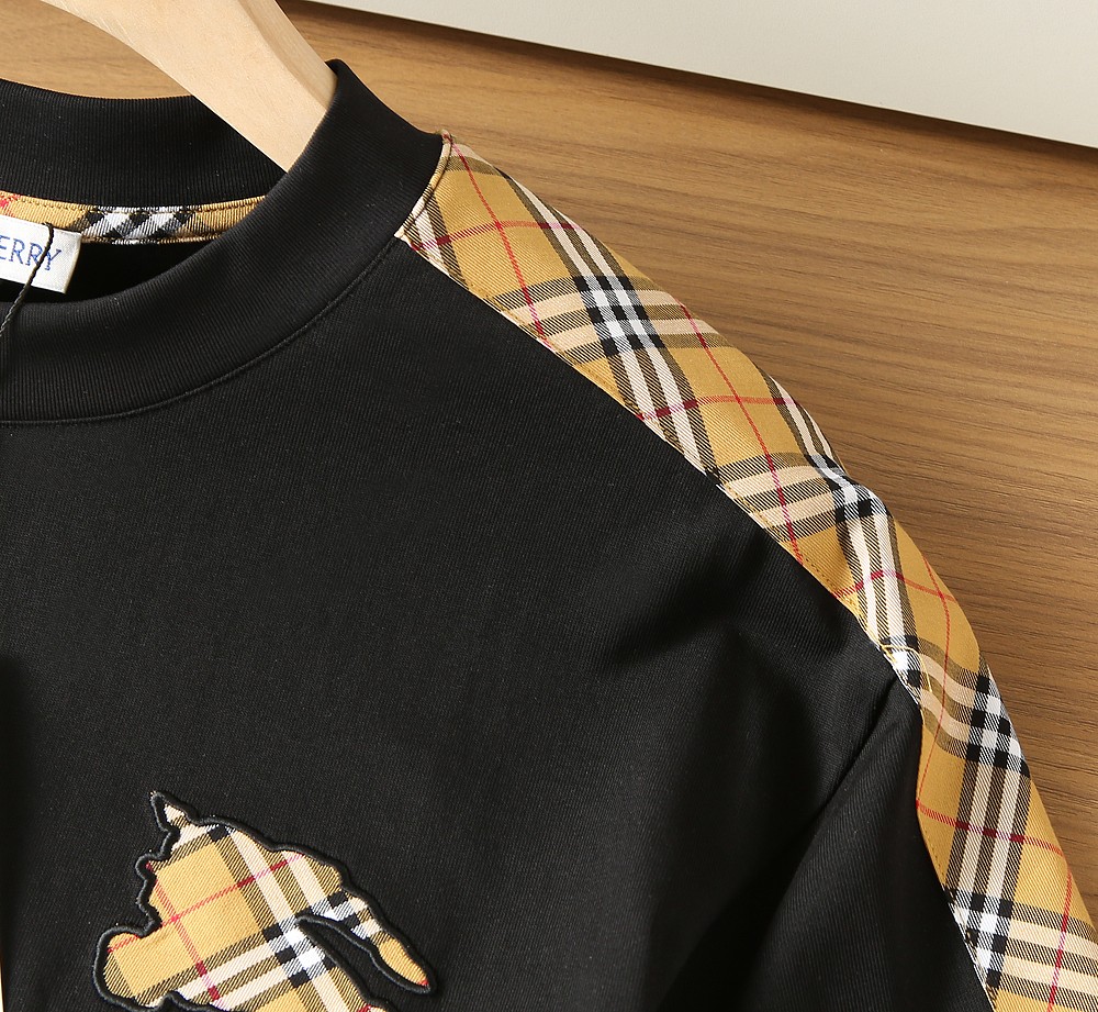 🌾巴宝莉2026春夏新款首发专柜最新款短袖圆领T恤 高端订制 设计前卫时尚！品牌logo重工艺设计 高端