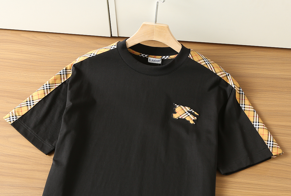 🌾巴宝莉2026春夏新款首发专柜最新款短袖圆领T恤 高端订制 设计前卫时尚！品牌logo重工艺设计 高端