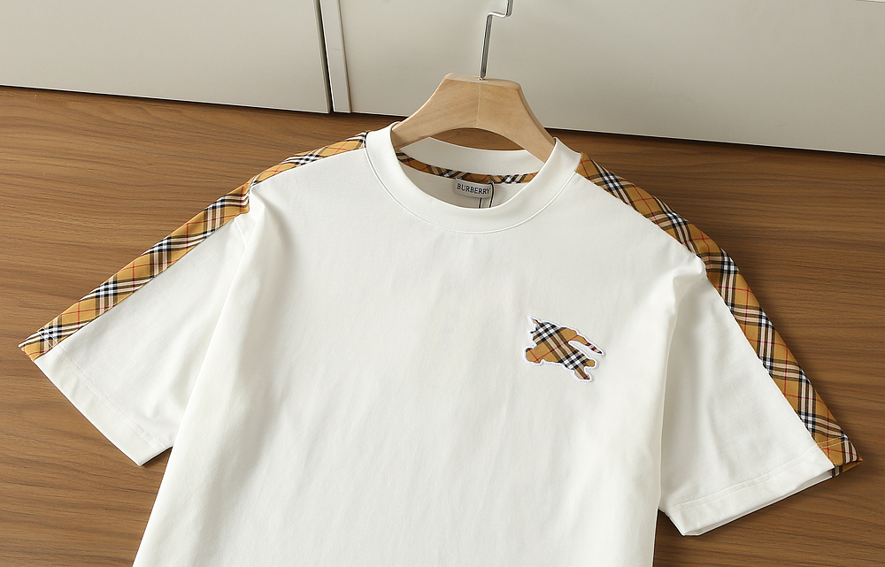 🌾巴宝莉2026春夏新款首发专柜最新款短袖圆领T恤 高端订制 设计前卫时尚！品牌logo重工艺设计 高端