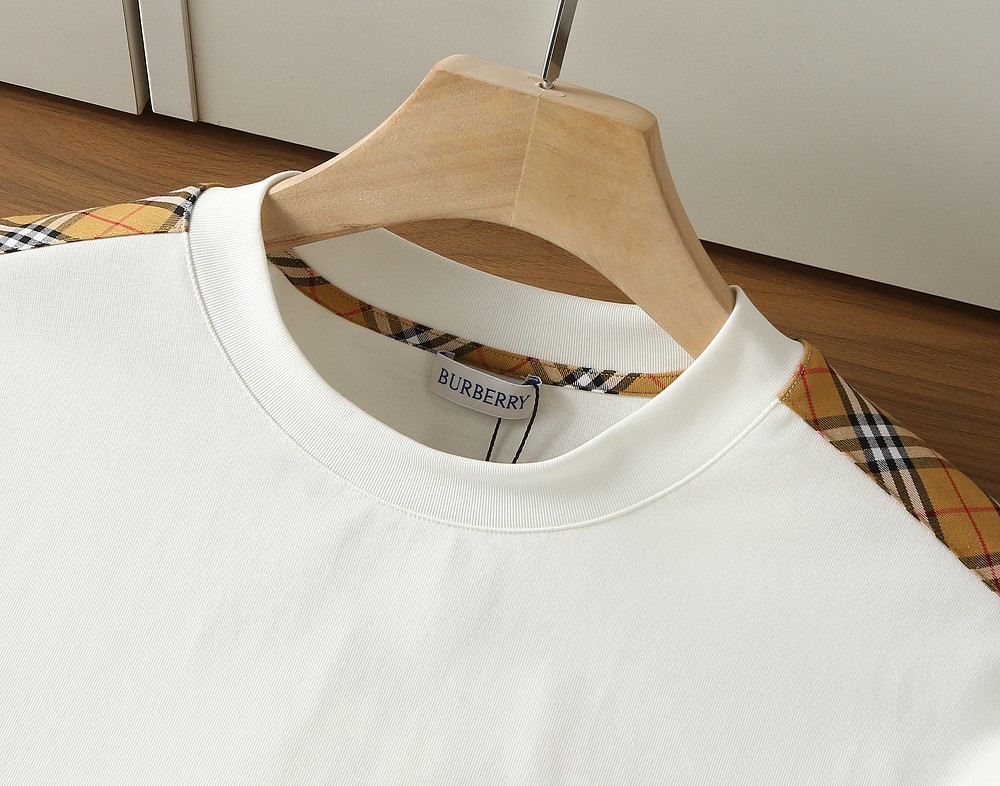 🌾巴宝莉2026春夏新款首发专柜最新款短袖圆领T恤 高端订制 设计前卫时尚！品牌logo重工艺设计 高端