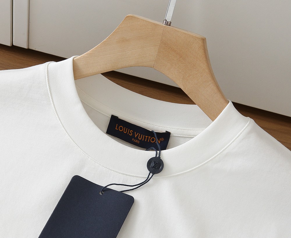 🌾LV 2026春夏新款首发专柜最新款短袖圆领T恤 高端订制 设计前卫时尚！品牌logo重工艺设计 高端