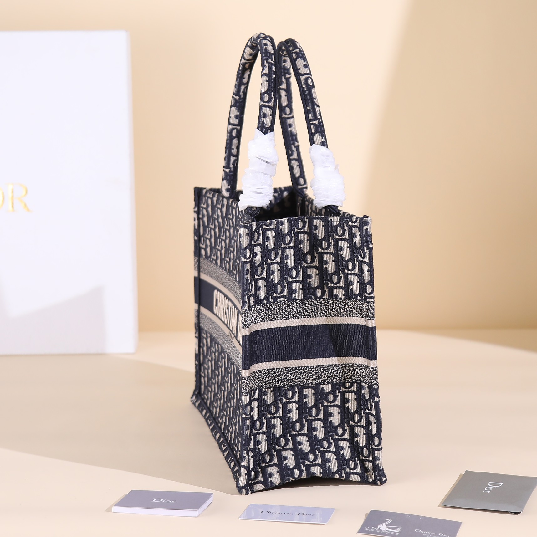 590 这款 Book Tote 手袋由 Dior 女装 M1296