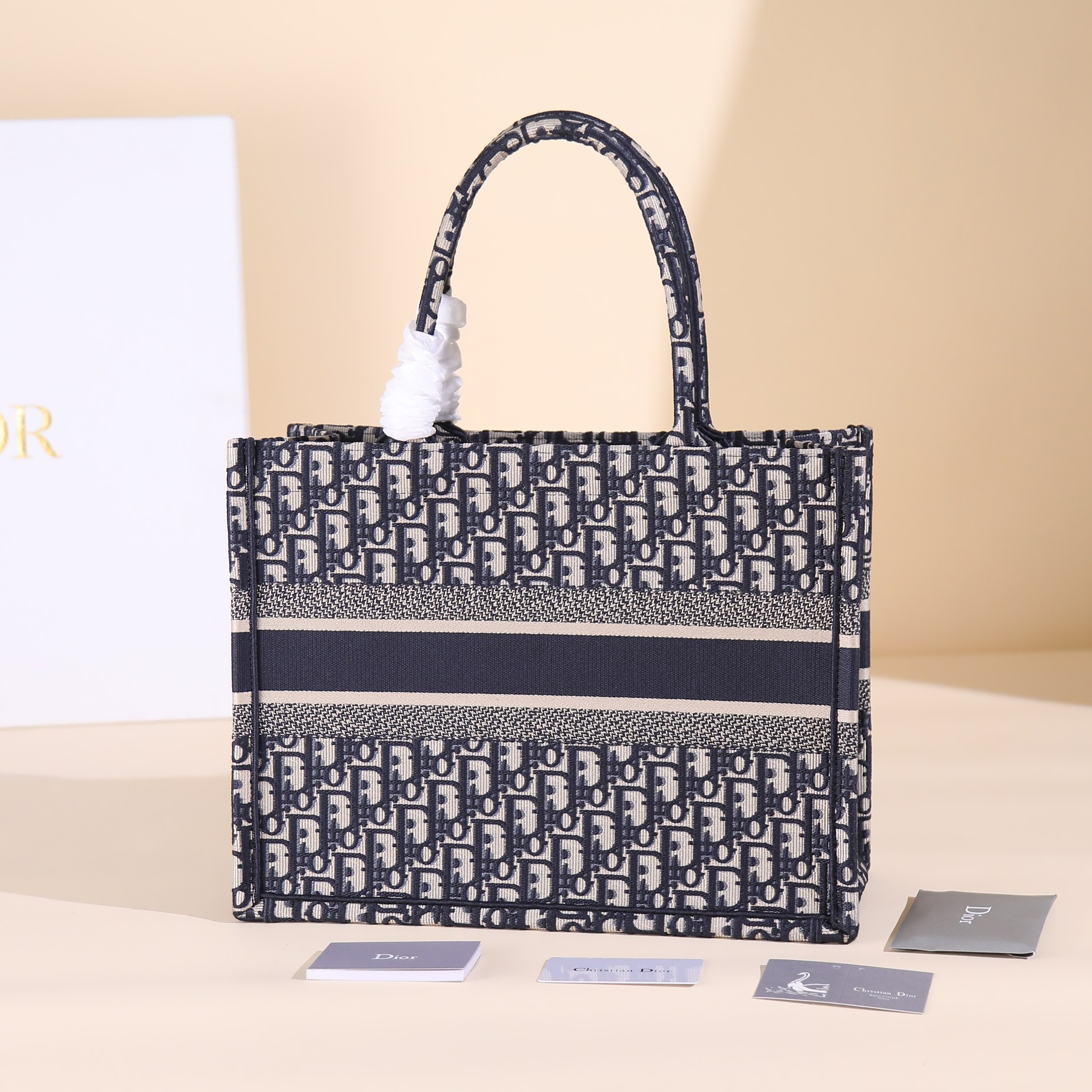 590 这款 Book Tote 手袋由 Dior 女装 M1296