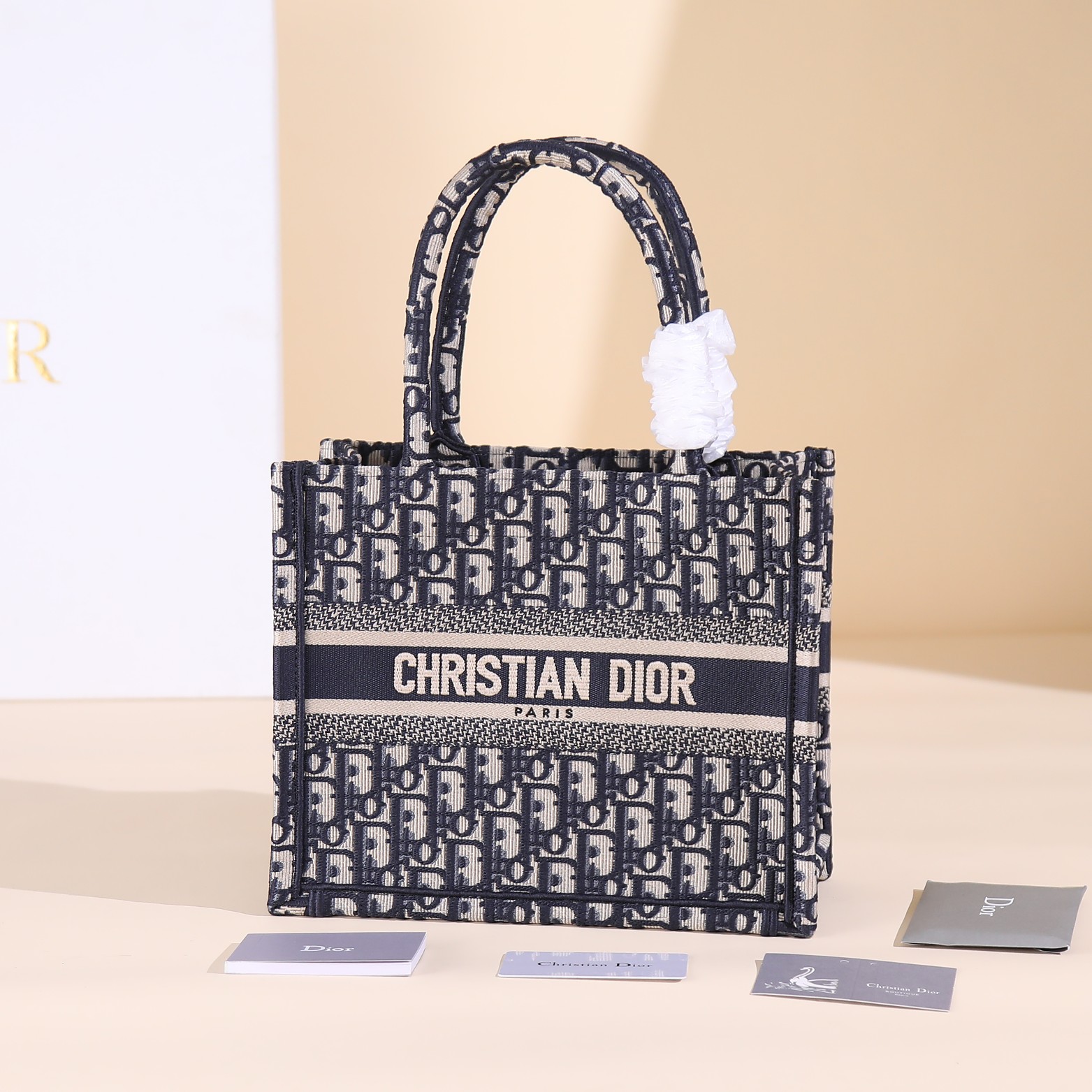 550 这款 Book Tote 手袋由 Dior M1265