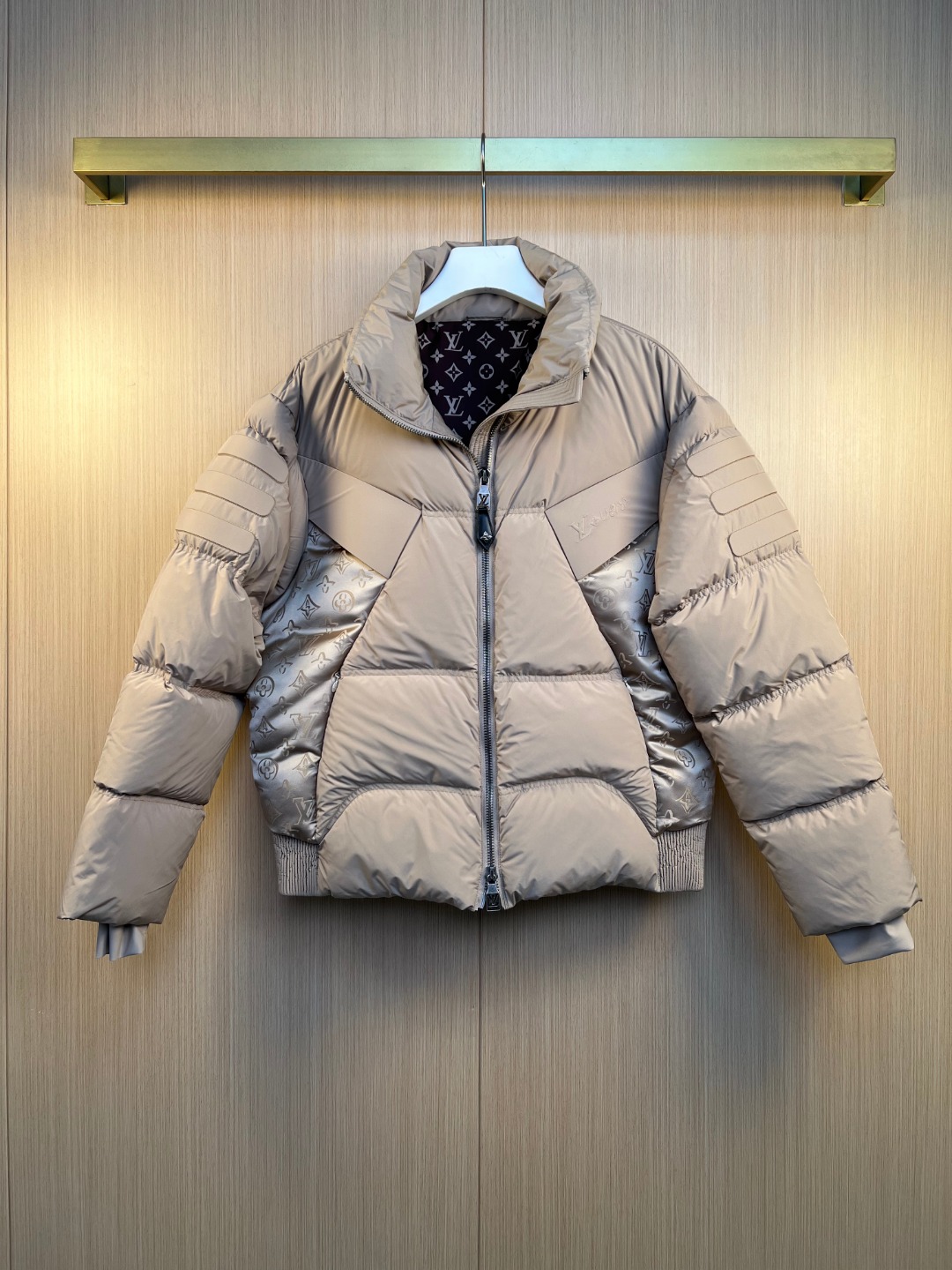 NO:639204,1V Louis 25SS winter new style stand collar splicing logo printing national standard 90 white duck down jacket size 48 50 52 54 56, Louis Vuitton-clothing, louis vuitton, down jacket, alexander wang198609091V路易 25SS冬季新款立领拼接logo印花国标90白鸭绒羽绒服 尺寸48 50 52 54 56,路易威登-服装,louis vuitton,down jacket,alexander wang,Women's clothing