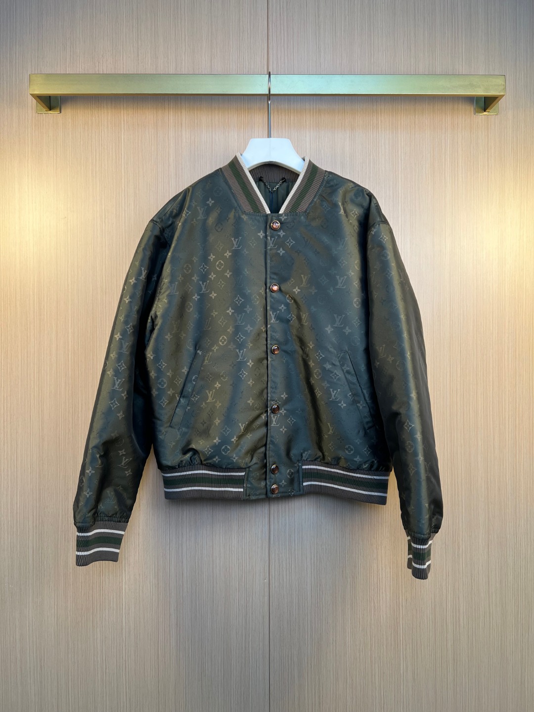 NO:639216,1V Louis 25FW new autumn and winter MONOGRAM bomber cotton jacket size S M L XL,Louis Vuitton-clothing,louis vuitton,jackets & coats,jackets & coats,alexander wang198609091V路易 25FW秋冬新品MONOGRAM飞行员棉服夹克外套 尺寸S M L XL,路易威登-服装,louis vuitton,jackets & coats,jackets & coats,alexander wang,Women's clothing