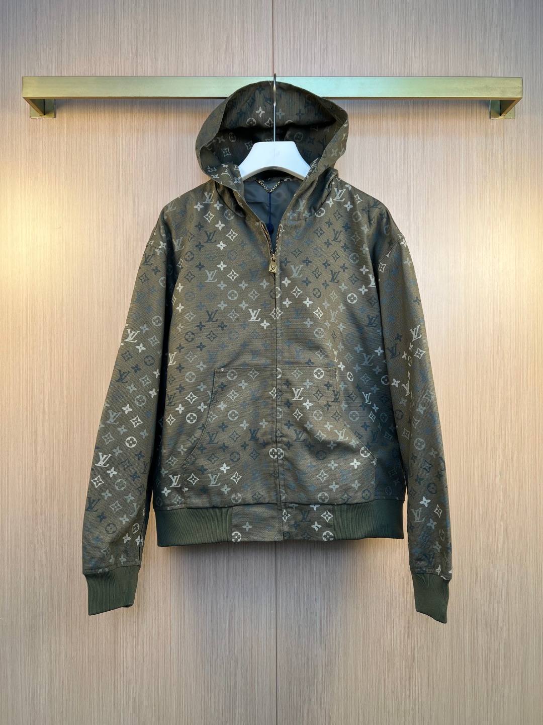NO:639207,1V Louis SS26 early spring series Monogram all-over camouflage zipper hooded jacket size S M L XL,Louis Vuitton-clothing,louis vuitton,jackets & coats,jackets & coats,hats,alexander wang198609091V路易 SS26早春系列 Monogram满印迷彩拉链连帽夹克外套 尺寸S M L XL,路易威登-服装,louis vuitton,jackets & coats,jackets & coats,hats,alexander wang,Women's clothing