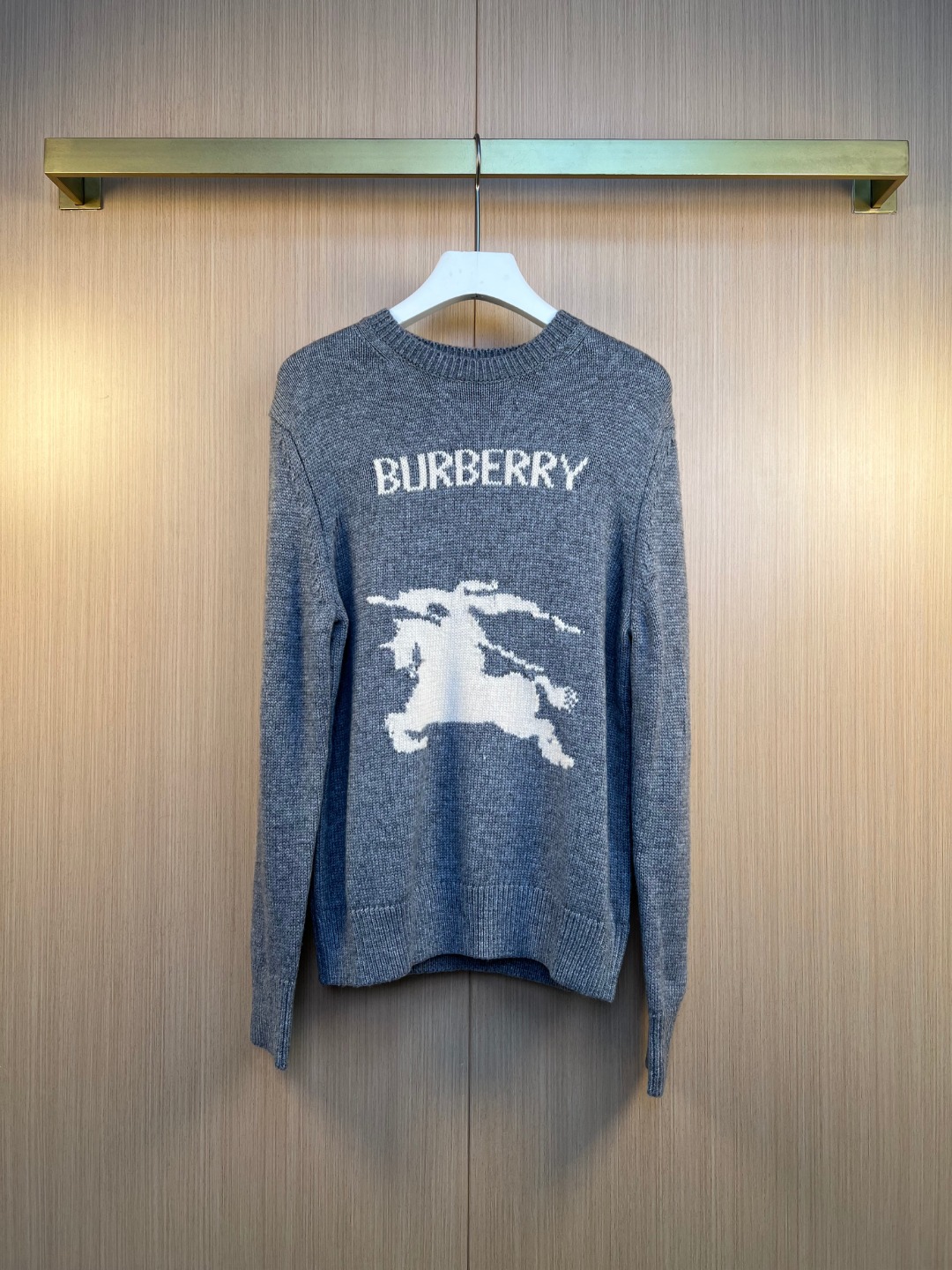 NO:639199,BURBERRY equestrian knight logo cashmere blended sweater size S M L XL, Burberry-clothing, burberry, burberry, alexander wang19860909巴宝BURBERRY马术骑士徽标羊绒混纺针织衫 尺寸S M L XL,博柏利-服装,burberry,burberry,alexander wang,Women's clothing