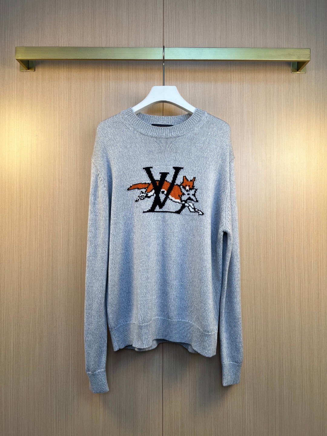 NO:639221,1V Louis 26ss early autumn new style fox large letters LOGO back leather brand sweater size S M L XL, Louis Vuitton-clothing, louis vuitton, sweaters, alexander wang198609091V路易 26ss早秋新款狐狸大字母LOGO后背皮牌针织衫毛衣 尺寸S M L XL,路易威登-服装,louis vuitton,sweaters,alexander wang,Women's clothing