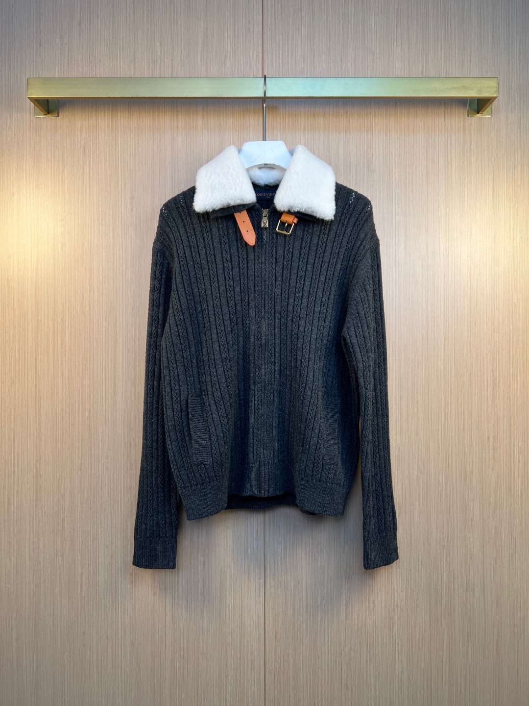 NO:660895,1V Louis 25FW badge belt spliced ​​fur collar detachable knitted zipper jacket size S M L XL,Louis Vuitton-clothing,louis vuitton,jackets & coats,jackets & coats, 198609091V路易 25FW徽章皮带拼接毛领可拆卸针织拉链夹克外套 尺寸S M L XL,路易威登-服装,louis vuitton,jackets & coats,jackets & coats, ,Women's clothing