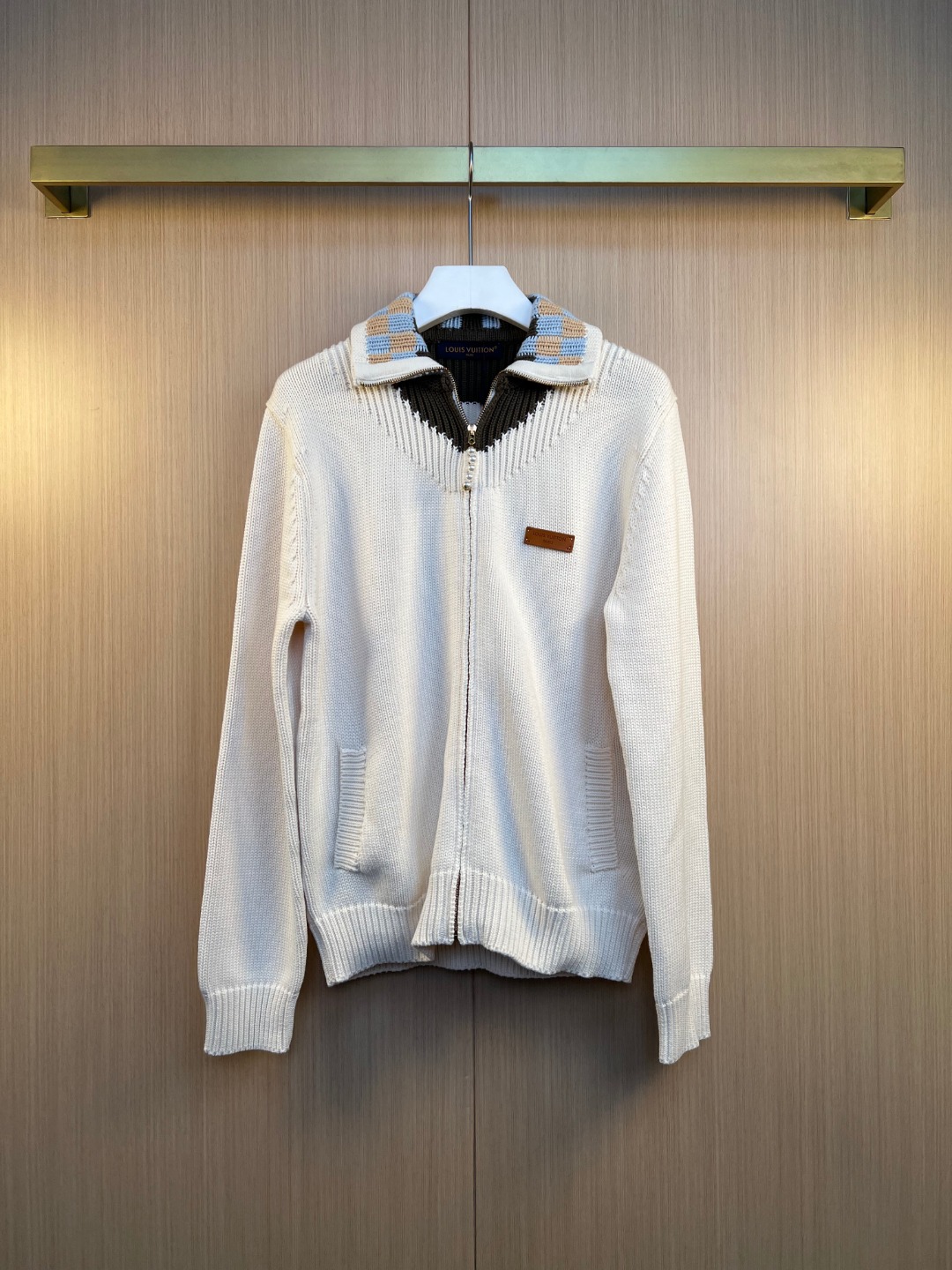 NO:676693,1V Louis 26ss letter leather badge iridescent color block beaded zipper waist knitted cardigan jacket size S M L XL, Louis Vuitton-clothing, louis vuitton, jackets & coats,198609091V路易 26ss字母皮牌徽章虹彩拼色珠饰拉链束腰针织开衫外套 尺寸S M L XL,路易威登-服装,louis vuitton,jackets & coats,,Women's clothing