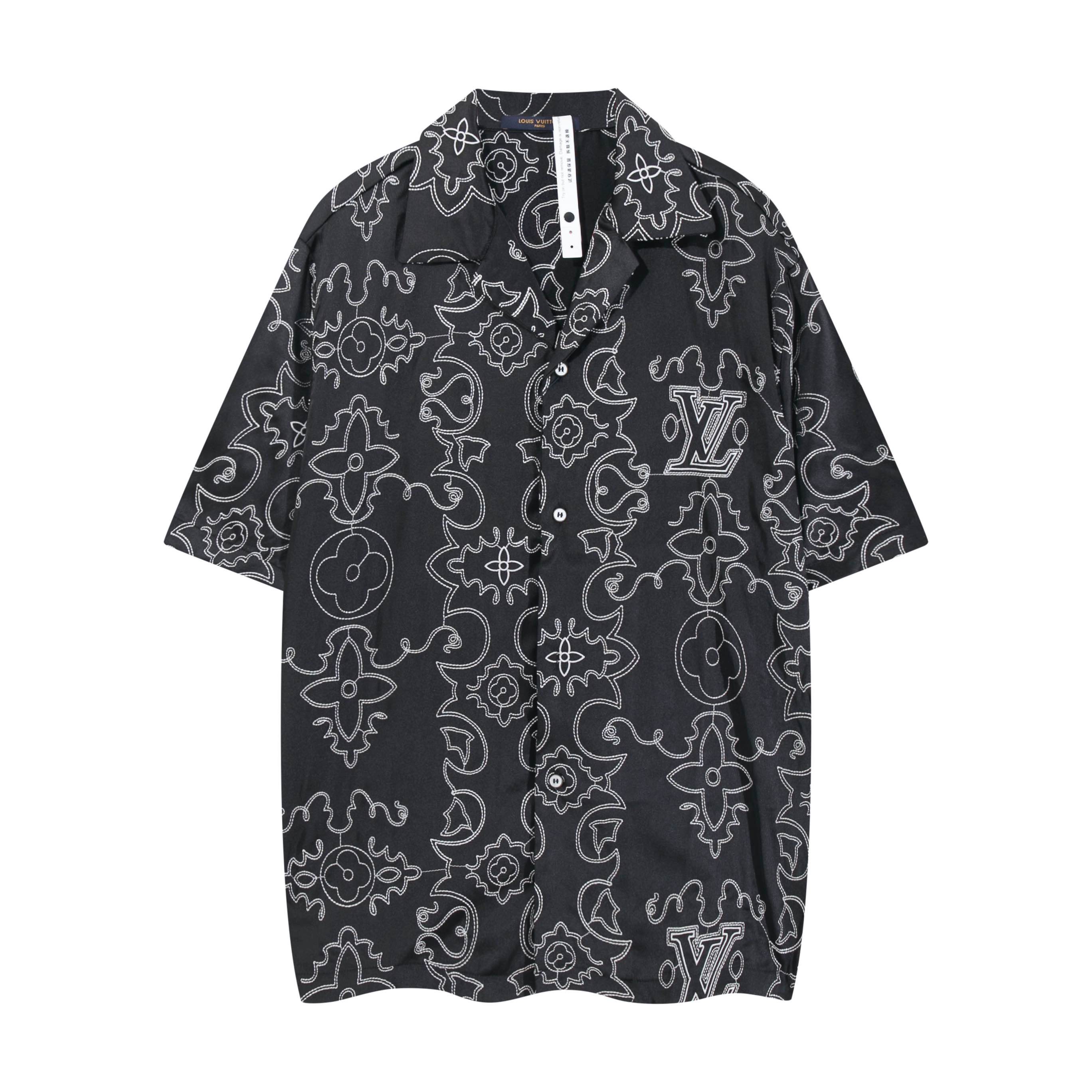 高品上新 Louis Vuitton/路易威登 蔓藤靴线绣花刺绣短袖衬衫 原版14,600购入开发,添柏岚联名系列.定制原版100%桑蚕丝面料,采用了刺绣花纹缝线,米粒满幅刺绣工艺其特点在于通过精细的绣制手法,在整幅绣品上均匀而密集地绣制出类似米粒大小的图案或纹样,以达到满幅覆盖、精致细腻的视觉效果.刺绣时针脚和绣线的运用形成类似米粒的细小单元,这些单元紧密排列,构成整体的纹样,工艺相当的复杂,给人一种艺术感十足的视觉.