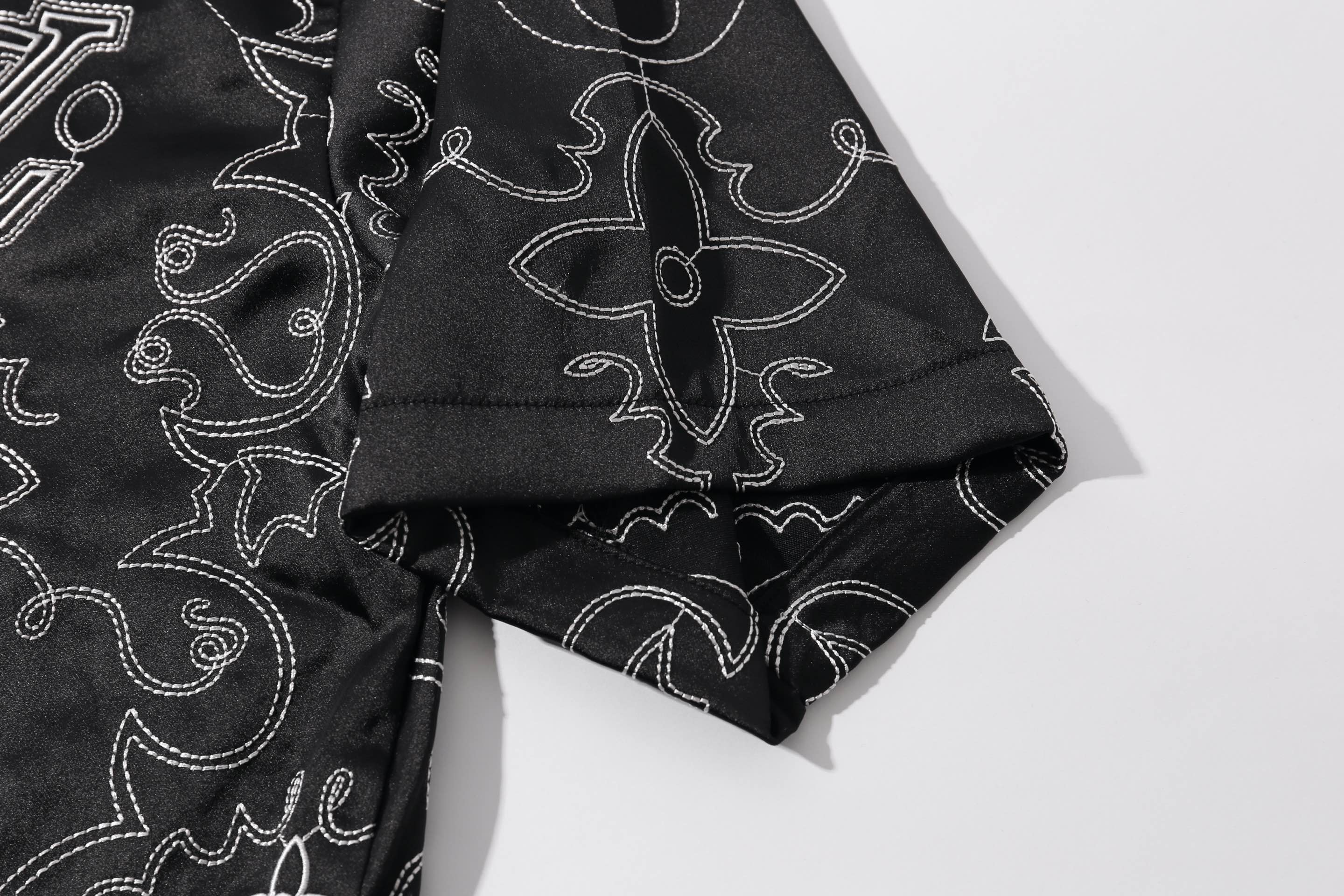 高品上新 Louis Vuitton/路易威登 蔓藤靴线绣花刺绣短袖衬衫 原版14,600购入开发,添柏岚联名系列.定制原版100%桑蚕丝面料,采用了刺绣花纹缝线,米粒满幅刺绣工艺其特点在于通过精细的绣制手法,在整幅绣品上均匀而密集地绣制出类似米粒大小的图案或纹样,以达到满幅覆盖、精致细腻的视觉效果.刺绣时针脚和绣线的运用形成类似米粒的细小单元,这些单元紧密排列,构成整体的纹样,工艺相当的复杂,给人一种艺术感十足的视觉.