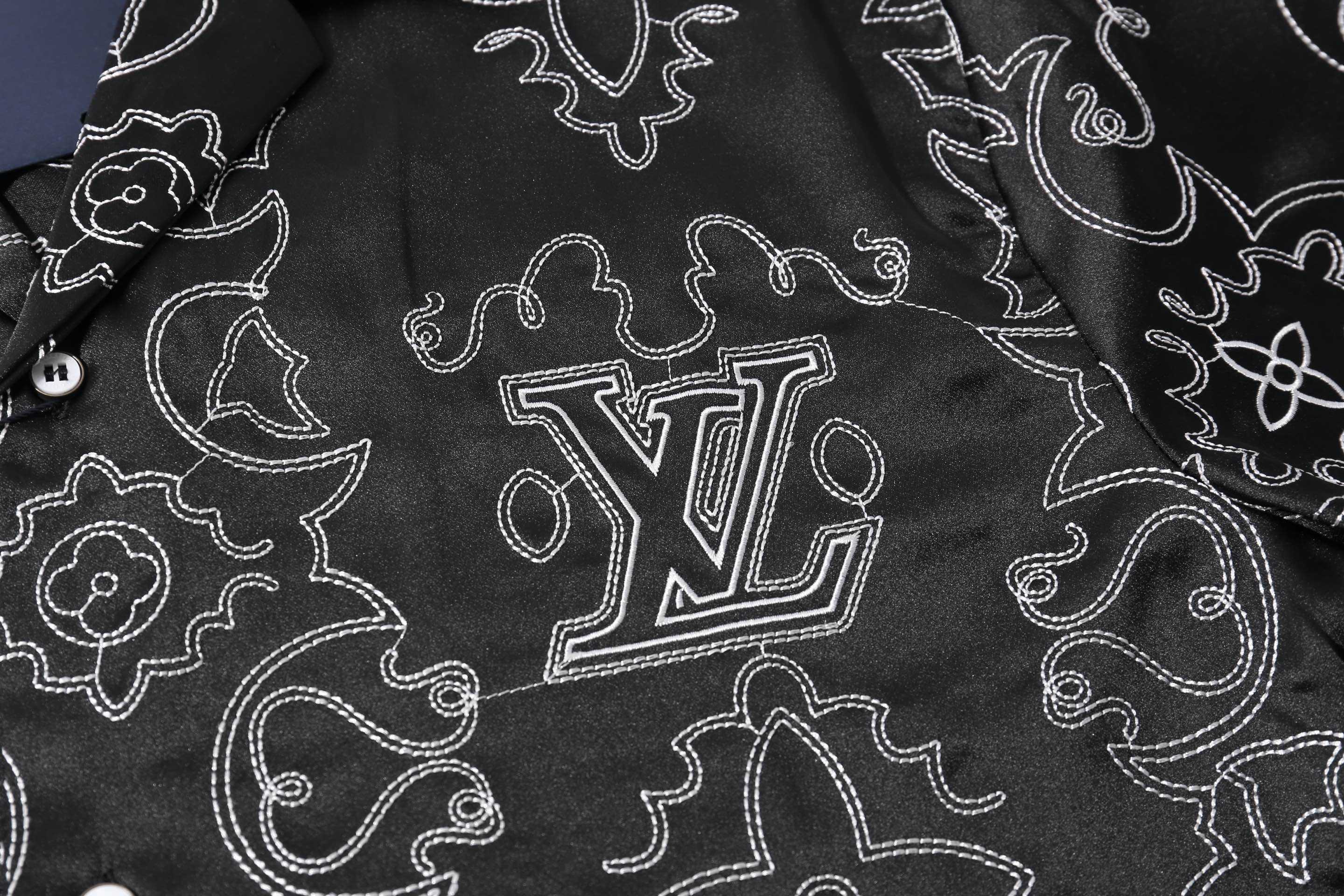 高品上新 Louis Vuitton/路易威登 蔓藤靴线绣花刺绣短袖衬衫 原版14,600购入开发,添柏岚联名系列.定制原版100%桑蚕丝面料,采用了刺绣花纹缝线,米粒满幅刺绣工艺其特点在于通过精细的绣制手法,在整幅绣品上均匀而密集地绣制出类似米粒大小的图案或纹样,以达到满幅覆盖、精致细腻的视觉效果.刺绣时针脚和绣线的运用形成类似米粒的细小单元,这些单元紧密排列,构成整体的纹样,工艺相当的复杂,给人一种艺术感十足的视觉.