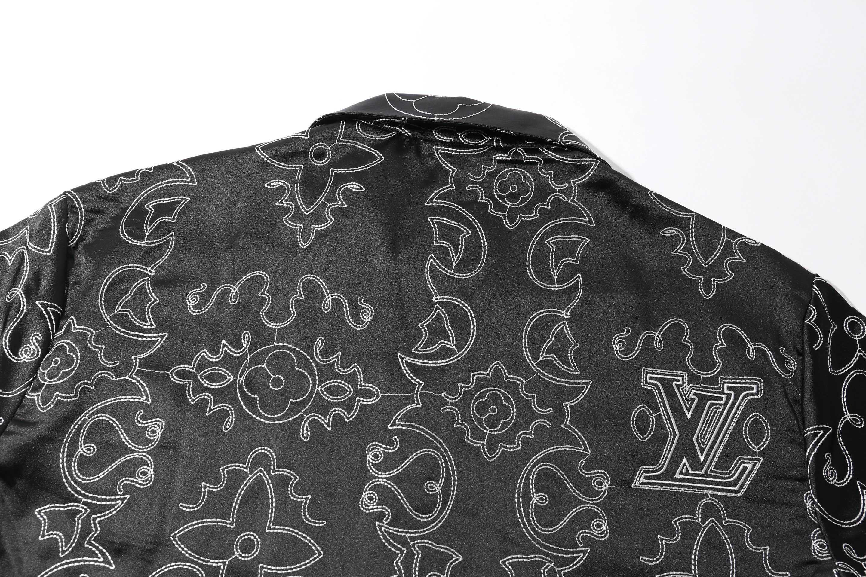 高品上新 Louis Vuitton/路易威登 蔓藤靴线绣花刺绣短袖衬衫 原版14,600购入开发,添柏岚联名系列.定制原版100%桑蚕丝面料,采用了刺绣花纹缝线,米粒满幅刺绣工艺其特点在于通过精细的绣制手法,在整幅绣品上均匀而密集地绣制出类似米粒大小的图案或纹样,以达到满幅覆盖、精致细腻的视觉效果.刺绣时针脚和绣线的运用形成类似米粒的细小单元,这些单元紧密排列,构成整体的纹样,工艺相当的复杂,给人一种艺术感十足的视觉.