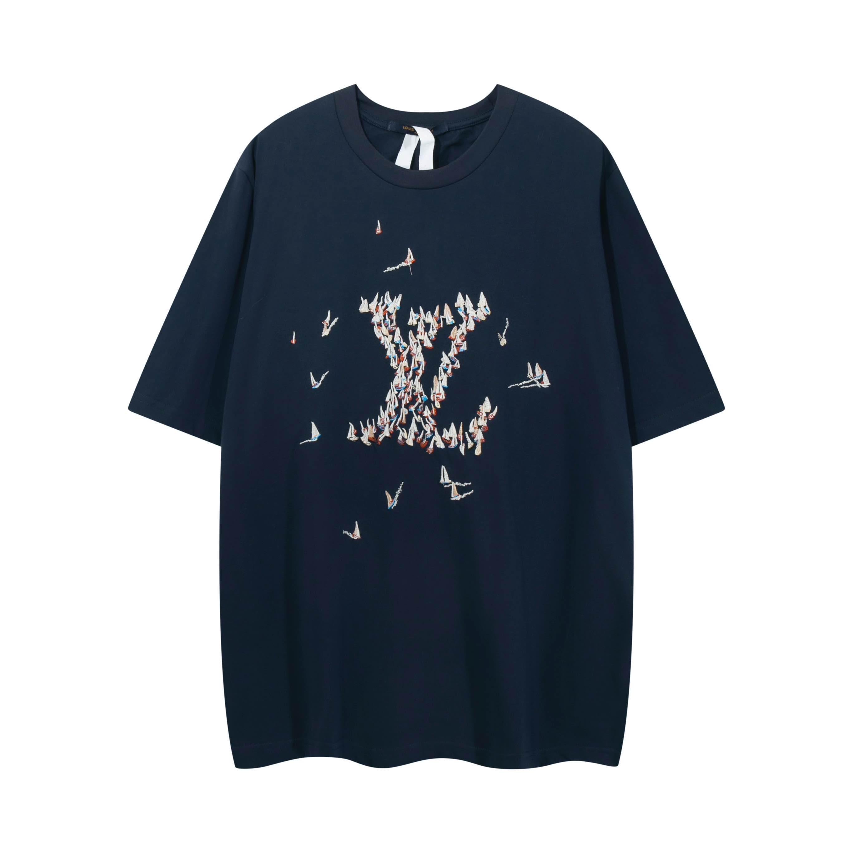 高品上新 LOUIS VUITTON*帆船刺绣字母短袖T恤 本款棉质T恤致意跨大西洋航游之旅的繁华港口,以妙趣笔触描绘1V Regatta图案,可轻松升级夏日造型.胸前帆船刺绣巧筑大号1V字母,刺绣标识点亮背部. 采用原板独家定制260克32支双莎纯棉面料质感非常柔软舒服100%区别市场的顶级面料(不缩水不变形不起球) 搭配320克1x1螺纹(面料螺纹同缸定染无色差不易变形)原版版型 原版定制辅料领标洗水唛吊牌包装(细节完美)