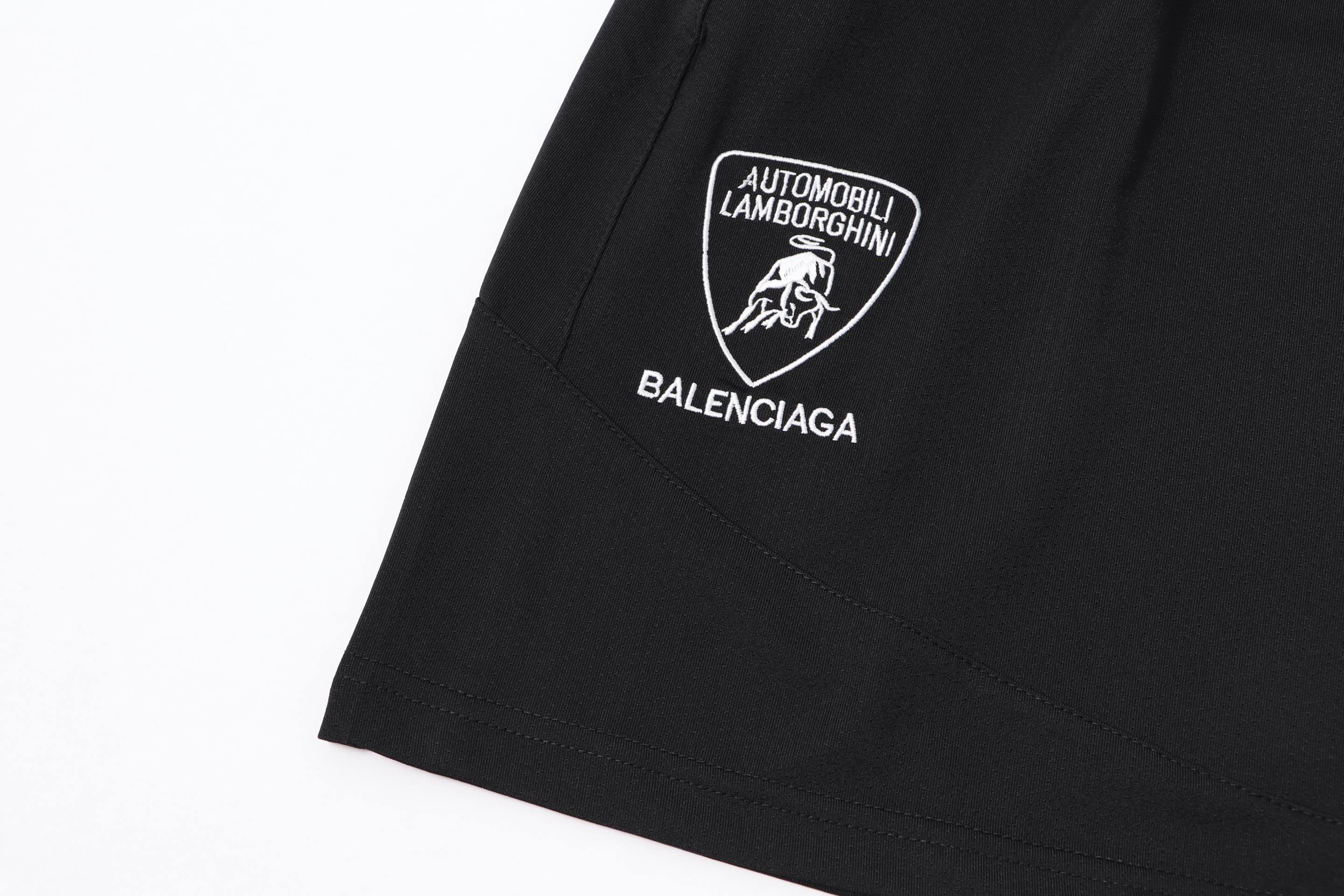 高品上新 p100
BALENCI*GA巴黎联名兰博基尼Lamborghini球裤短裤。前面左右刺绣，加内里双层网布，多位拼接夹边短裤。超重工艺。
SS25最新款。第一时间研发，巨别市场通货。欢迎对比。面料采用定织运动面料吸湿排汗，舒适干爽，无论是运动健身日常出街，都让你轻松成为焦点。
尺码：xs_l