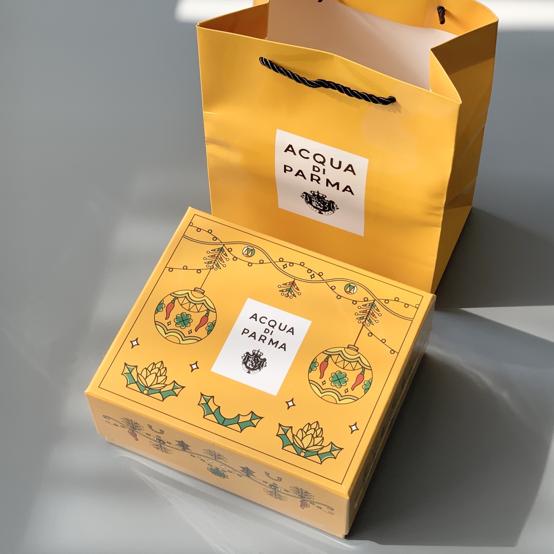 NO:810434,Acquadiarma Crona cologne is the brand's starting fragrance. It has a history of more than a hundred years and is known as the 'most classic cologne in the world' as the perfect match for haute couture dresses. Scented candles/diffuser sets obtained through special channels are shared with caring customers. Small scented candles can not only decorate the room and add mood, but also help relieve depression, calm emotions, and regulate stress. Every girl likes beautiful packaging, which does not have to be gorgeous, but must be exquisite.  It’s no exaggeration to say that the overall bright yellow and high-looking packaging is the most beautiful. The global limited edition packaging, the fragrance is mainly yellow with a Christmas-themed appearance design pattern!  So called the king of out-of-stock items!  !  !  !  Directly entering ZG's list is too rare, so hurry up and buy a few boxes to give away or use for yourself. They are too high-end and high-end. Giving a gift set is both polite and not too high-profile. It is a good thing that can be used daily. Specifications: Scented candle 200g, rattan diffuser 180ml, car fragrance. Home fragrance. Candles, armani, chrome hearts19860909帕尔马之水(Acquadiarma) 克罗尼亚古龙水是品牌的起家香,距今已有百年以上的历史作为高定礼服最完美的搭配美誉“世界上最经典的古龙水” 特殊渠道拿到的香氛蜡烛/扩香套装,分享给有情怀的顾客小小的香薰蜡烛,不仅可以装饰房间,增添情调,还有助于缓解抑郁,平复情绪,调节压力呢.每个女孩都喜欢美丽的包装,不一定华丽,但是一定要精致. 整体明黄色高颜值包装说它最美一点也不过分,全球限量包装,香薰以黄色为主圣诞主题的外观设计图案！好称断货王！！！！ 直接进ZG的单子,这也太少见了吧,赶紧入手几盒送人、自用都太高级上档次了送礼一套既有礼数又不会过于高调,是日常绝对用得到的好物 规格 香薰蜡烛200g 藤条扩香180ml,车载香薰.居家香氛.蜡烛,armani,chrome hearts,accessory
