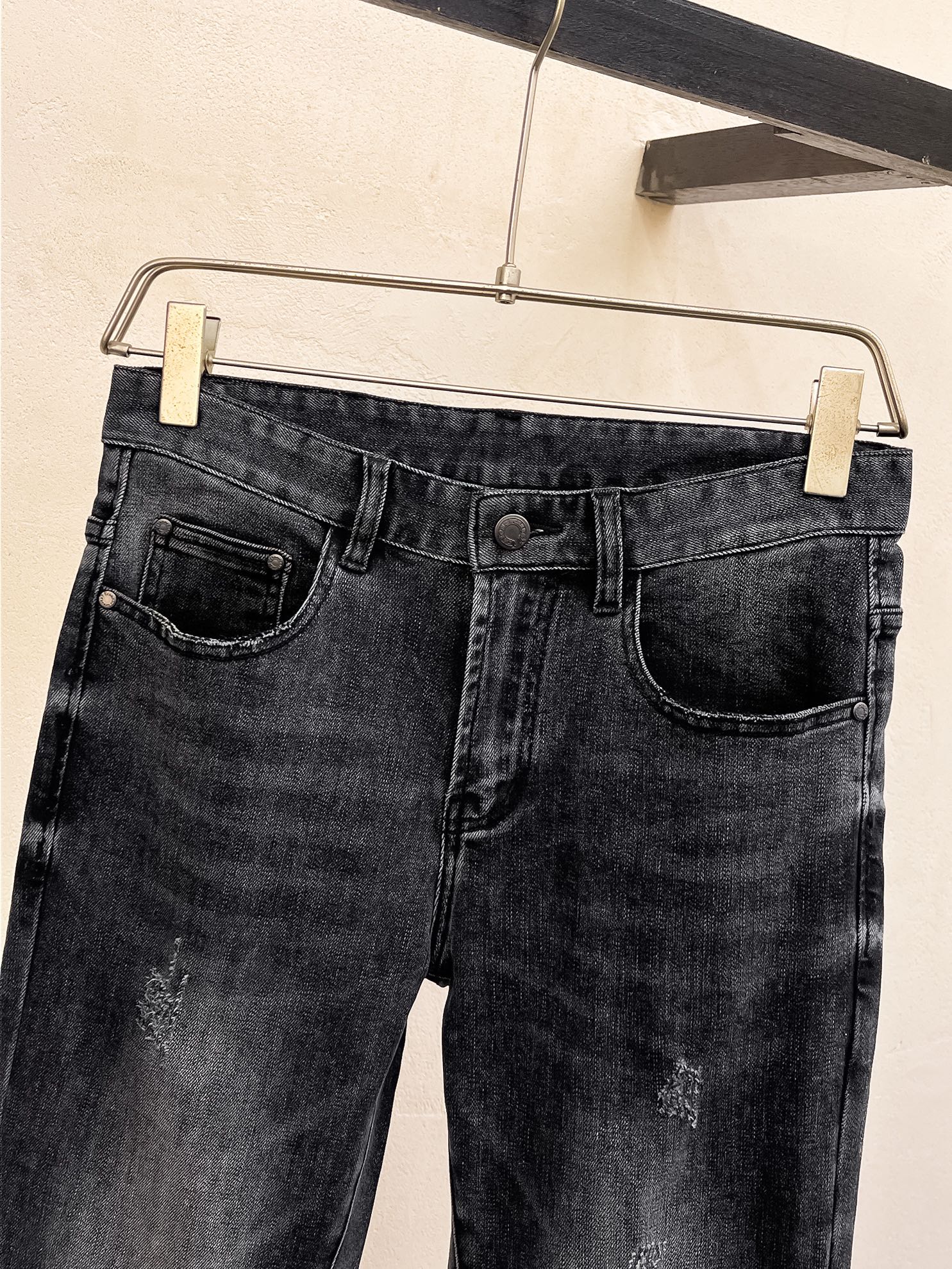 官网专柜同步有售，原单狠货，超级有范儿的一款牛仔裤，定制原版水洗牛仔面料，独特设计，顶级印花工艺字母图案