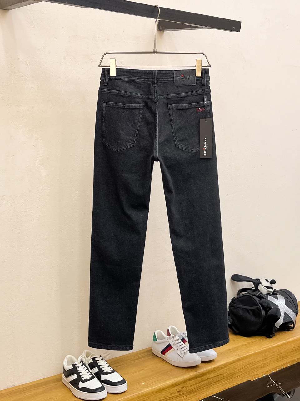 官网专柜同步有售，原单狠货，超级有范儿的一款牛仔裤，定制原版水洗牛仔面料，独特设计，顶级印花工艺字母图案