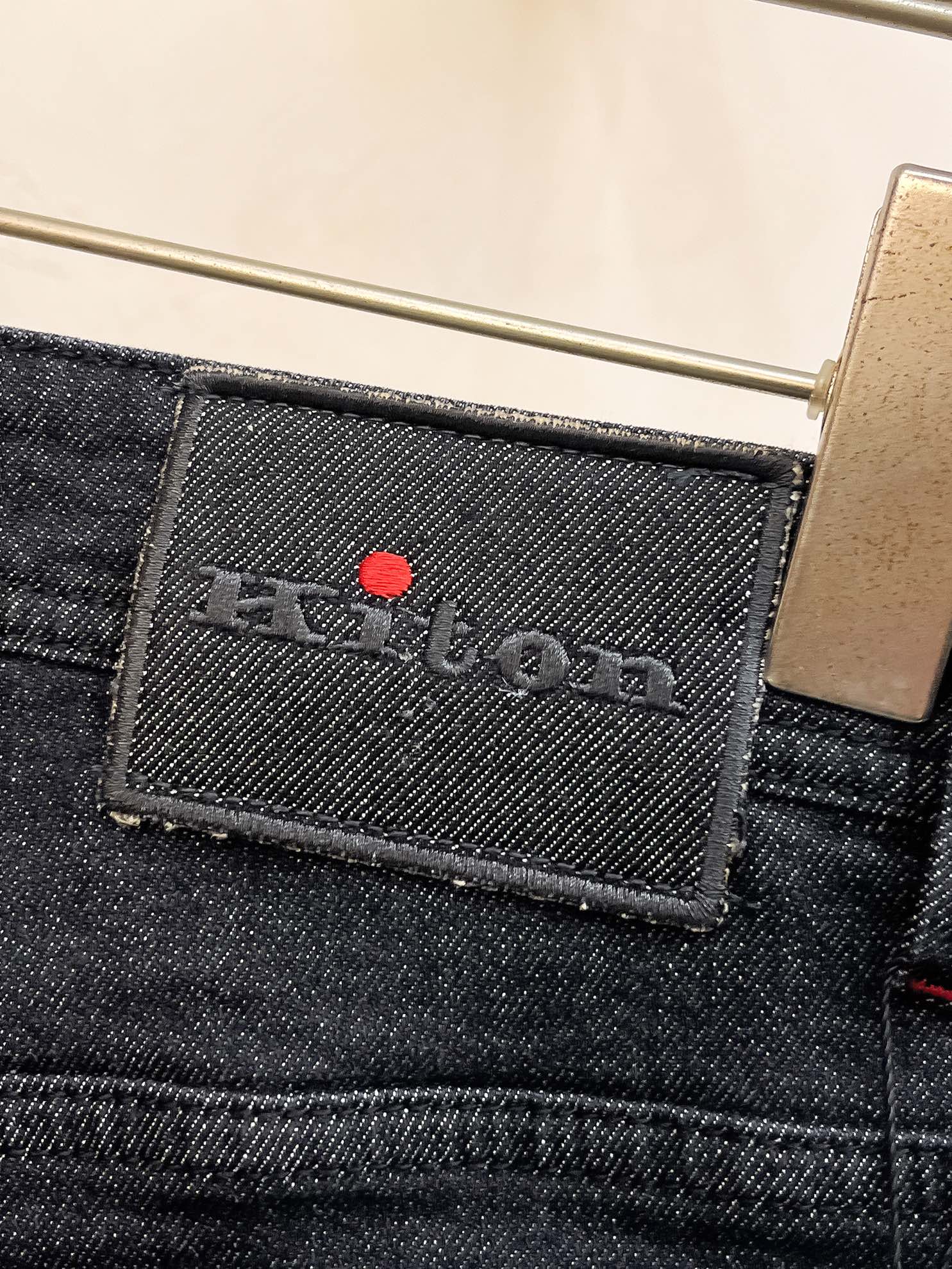 官网专柜同步有售，原单狠货，超级有范儿的一款牛仔裤，定制原版水洗牛仔面料，独特设计，顶级印花工艺字母图案