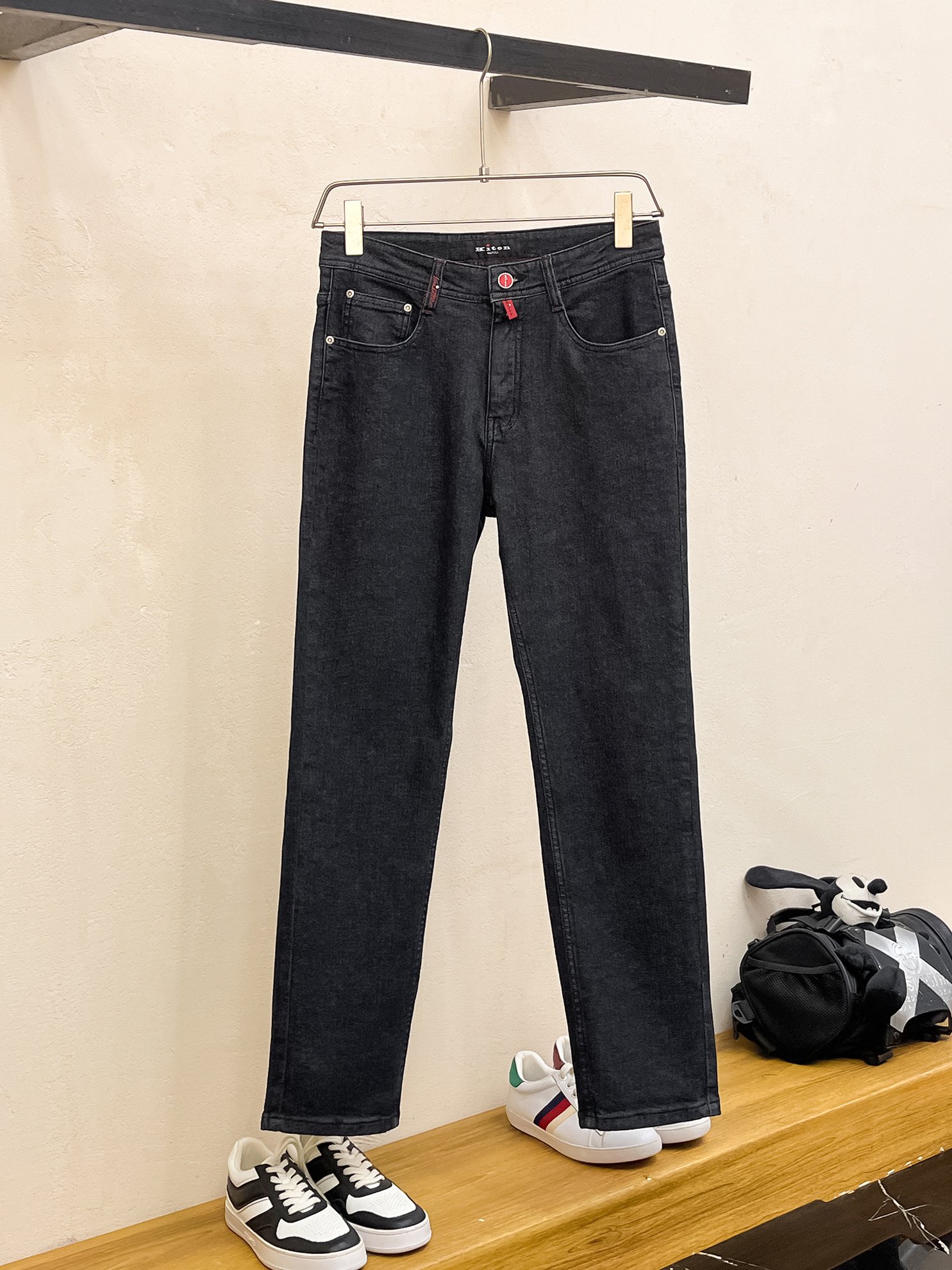 官网专柜同步有售，原单狠货，超级有范儿的一款牛仔裤，定制原版水洗牛仔面料，独特设计，顶级印花工艺字母图案