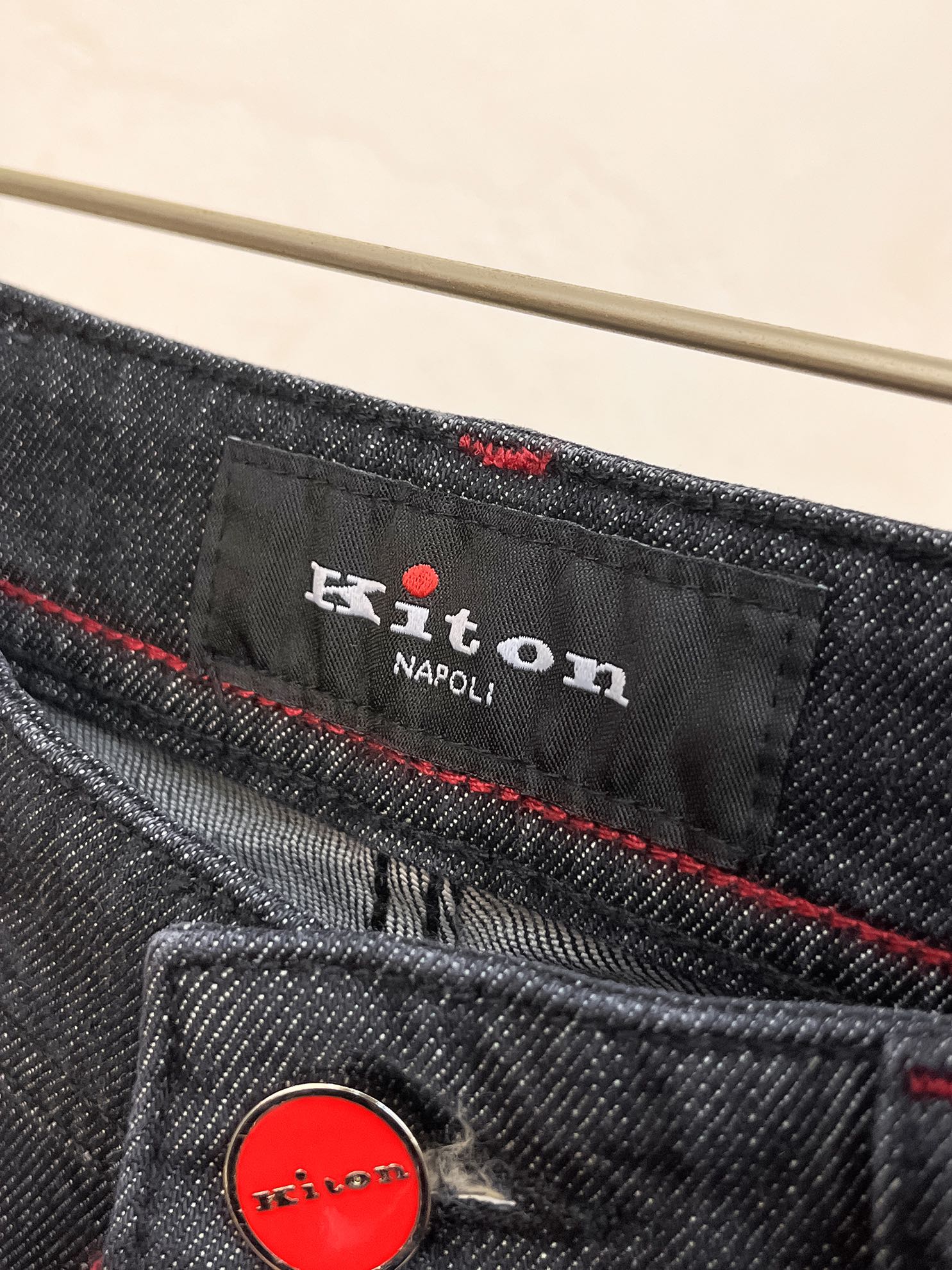 官网专柜同步有售，原单狠货，超级有范儿的一款牛仔裤，定制原版水洗牛仔面料，独特设计，顶级印花工艺字母图案